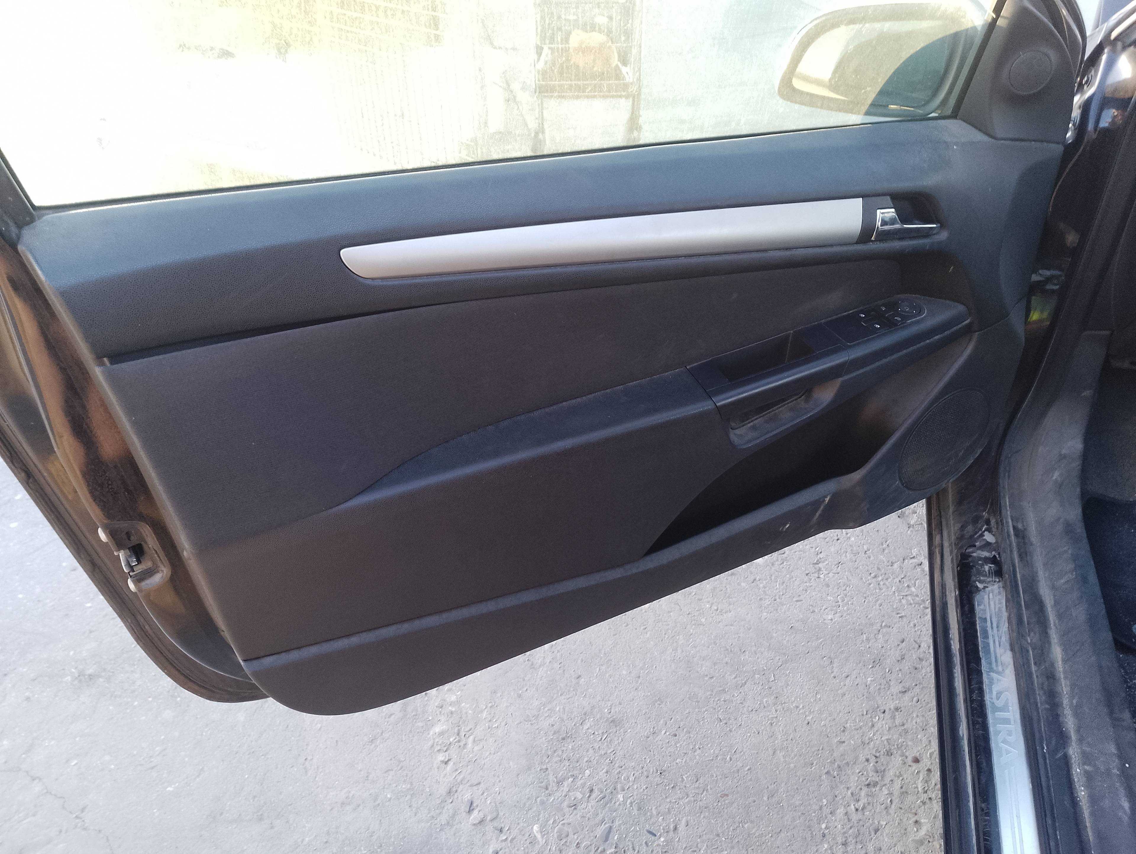 Recambio de guarnecido puerta delantera izquierda para opel astra gtc cosmo referencia OEM IAM   