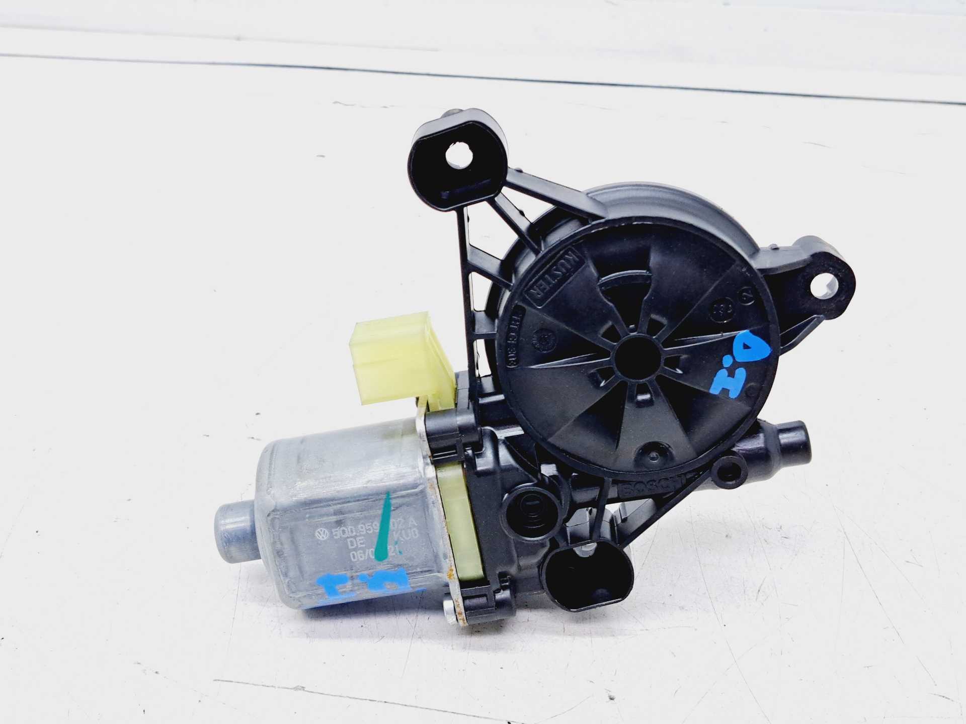 Recambio de motor elevalunas delantero izquierdo para volkswagen t-roc (d11) basis referencia OEM IAM 5Q0959802A 0130822714 BOSC