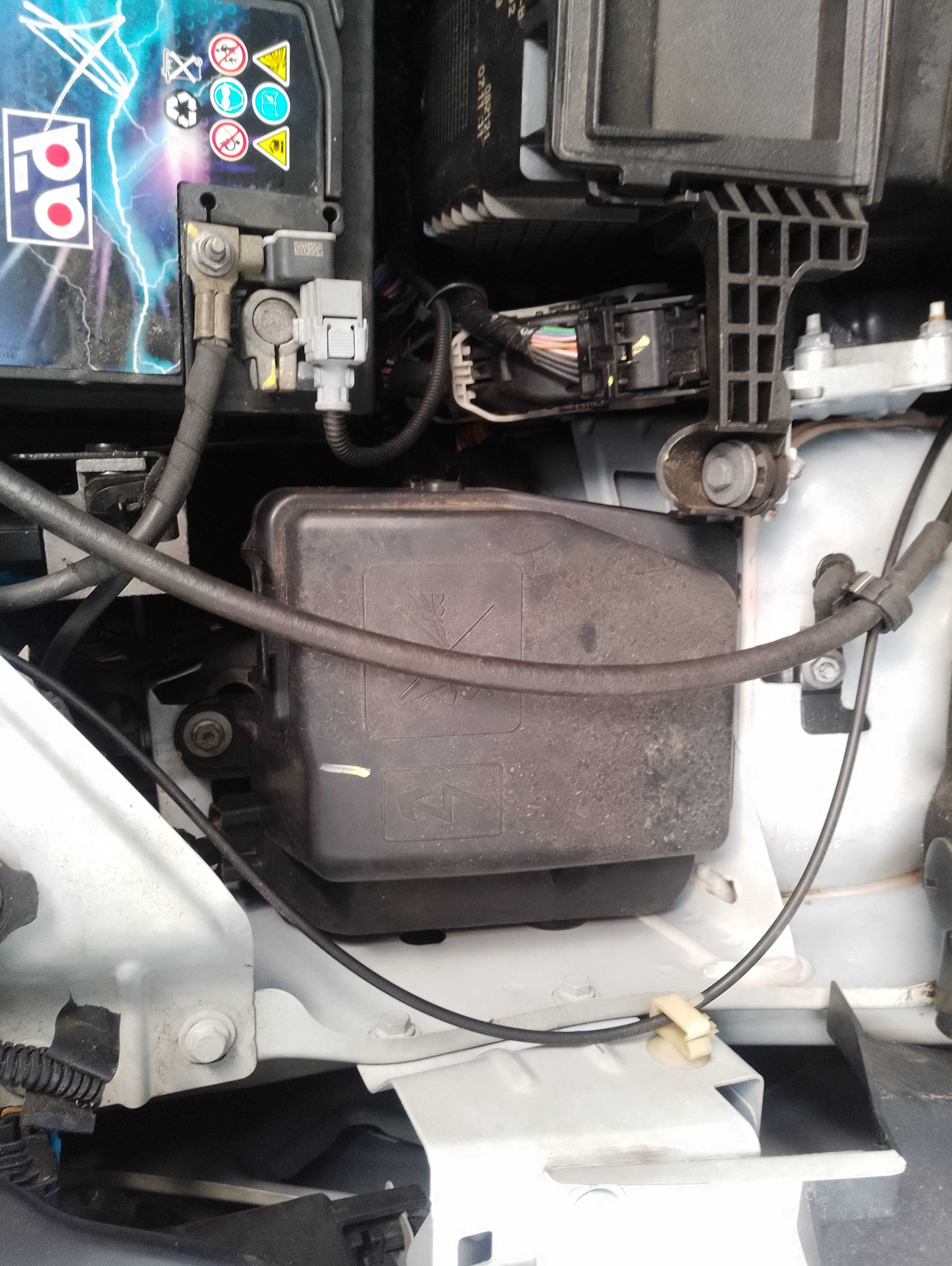 Recambio de caja reles / fusibles para dacia lodgy 15th anniversary referencia OEM IAM   