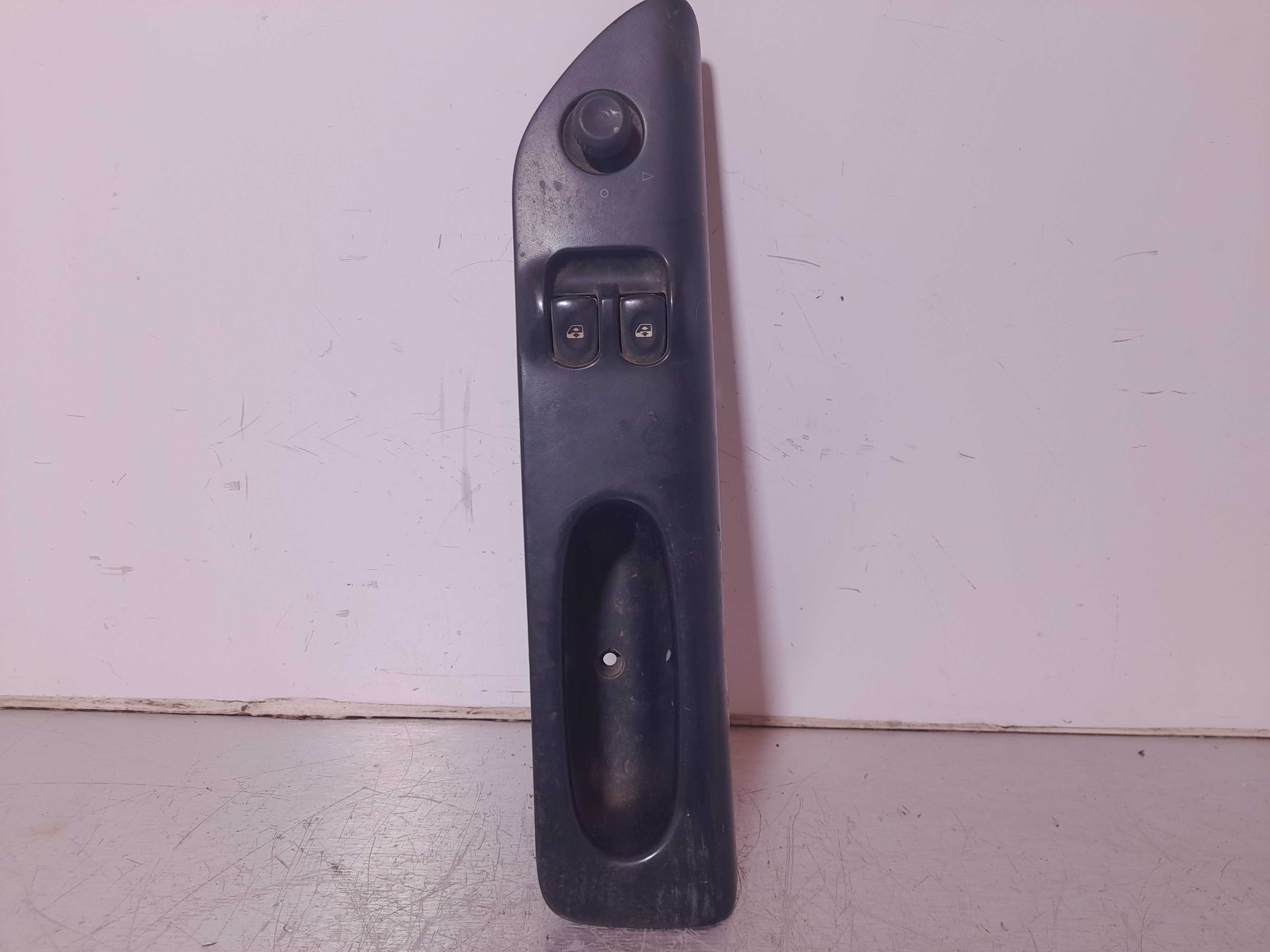 Recambio de mando elevalunas delantero izquierdo para renault laguna (b56) 1.6 16v rt referencia OEM IAM 7700417103  