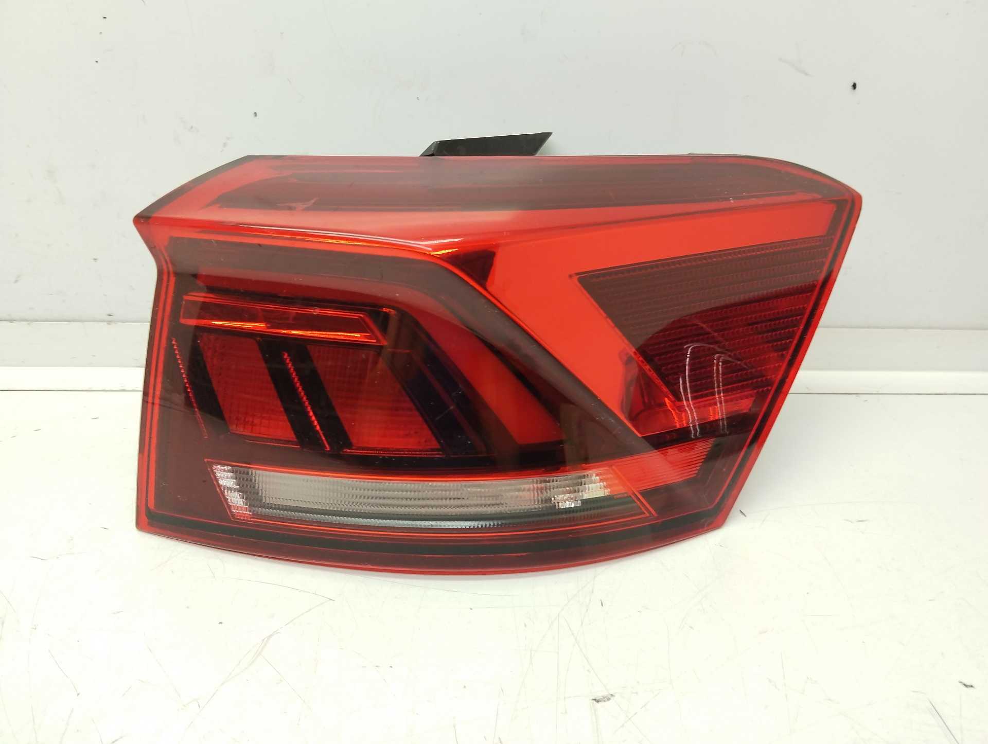 Recambio de piloto trasero derecho para volkswagen t-roc 1.5 16v tsi act referencia OEM IAM 2GA945094B  
