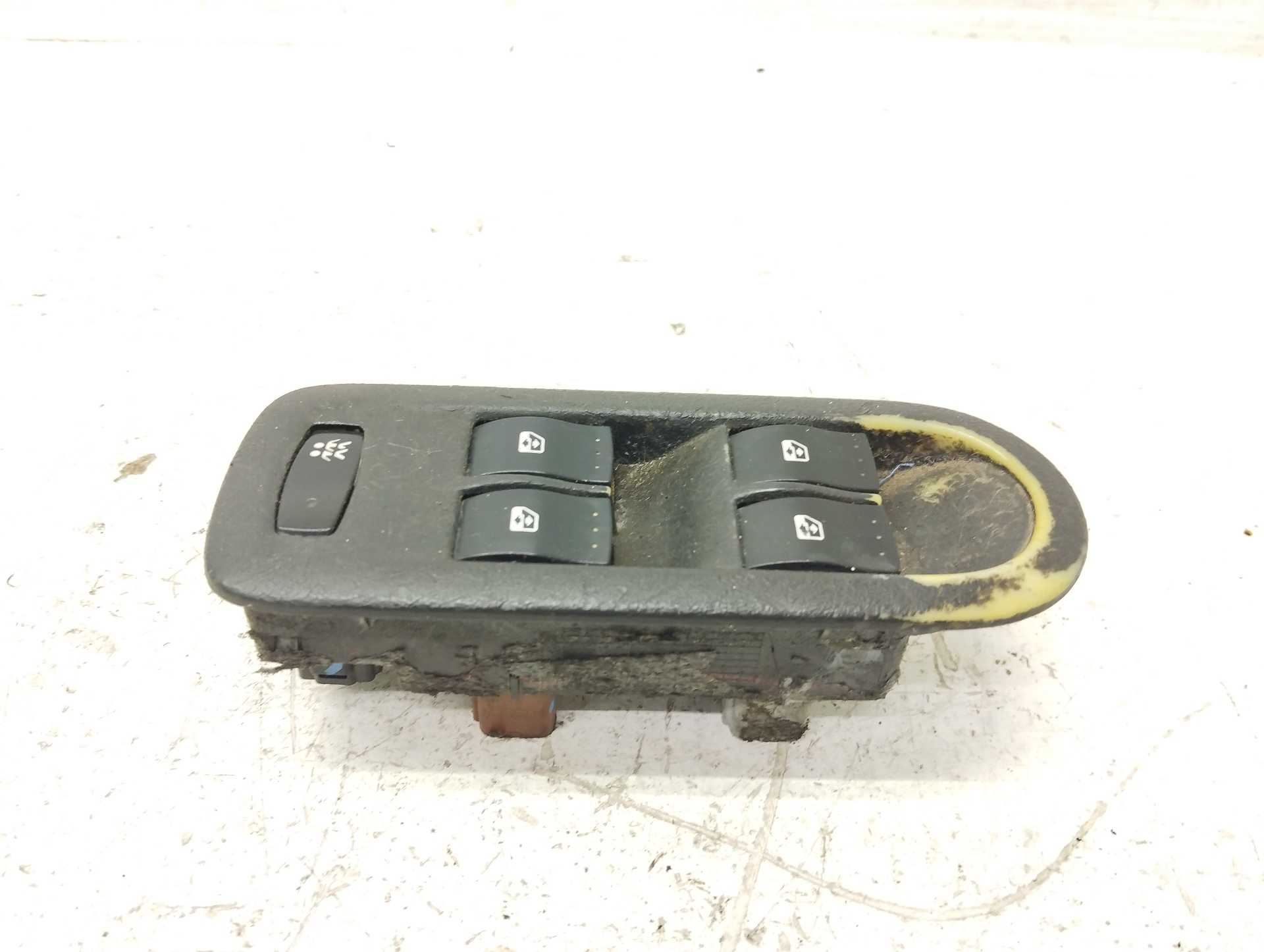 Recambio de mando elevalunas delantero izquierdo para renault megane ii berlina 5p 1.9 dci diesel referencia OEM IAM 156018070  