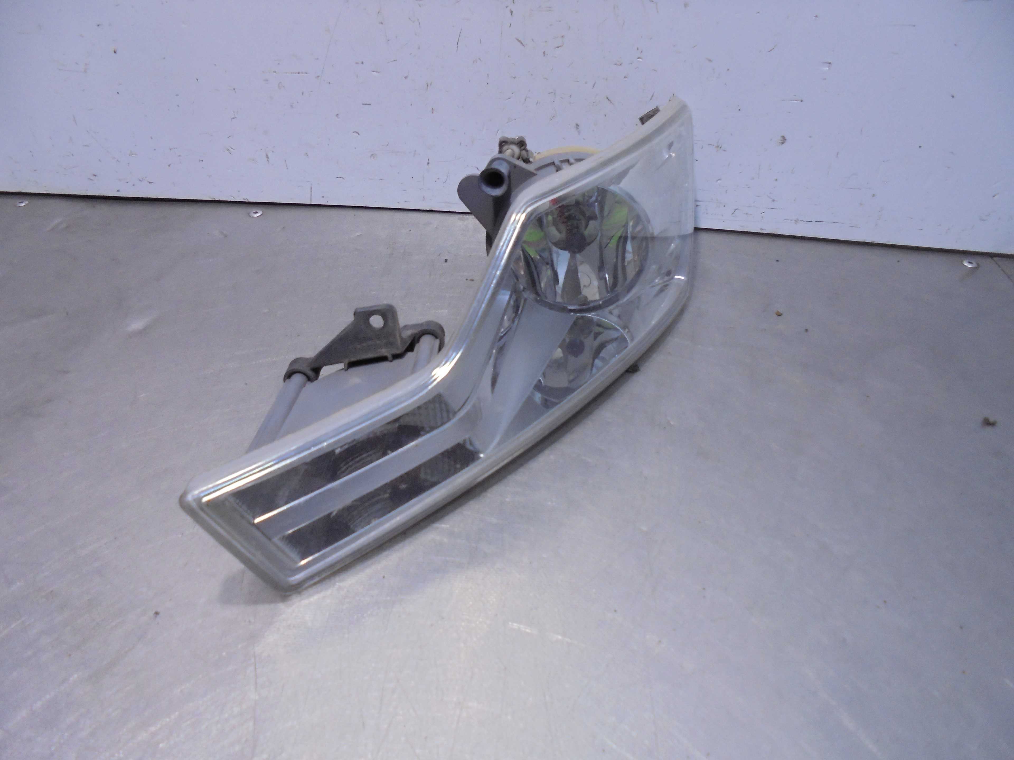 Recambio de faro antiniebla derecho para citroën c5 berlina business referencia OEM IAM 27156200 HELLA 