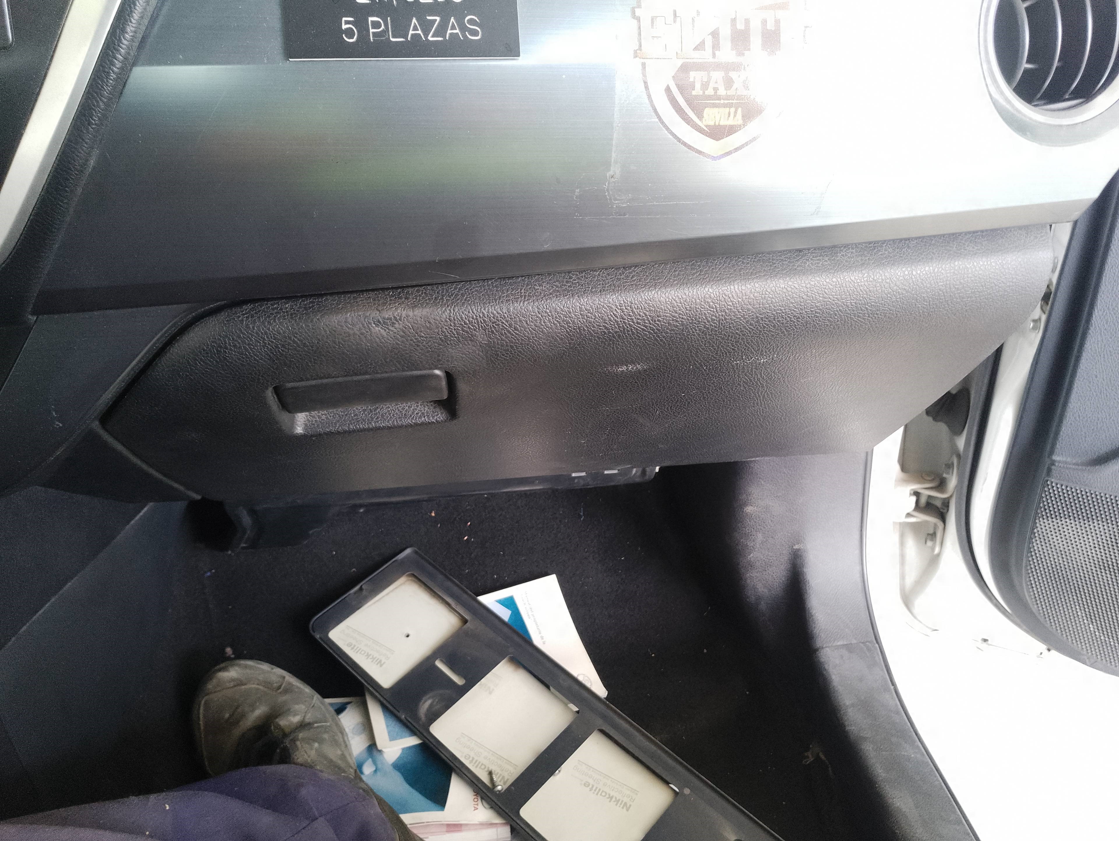 Recambio de guantera para toyota auris hybrid active referencia OEM IAM   
