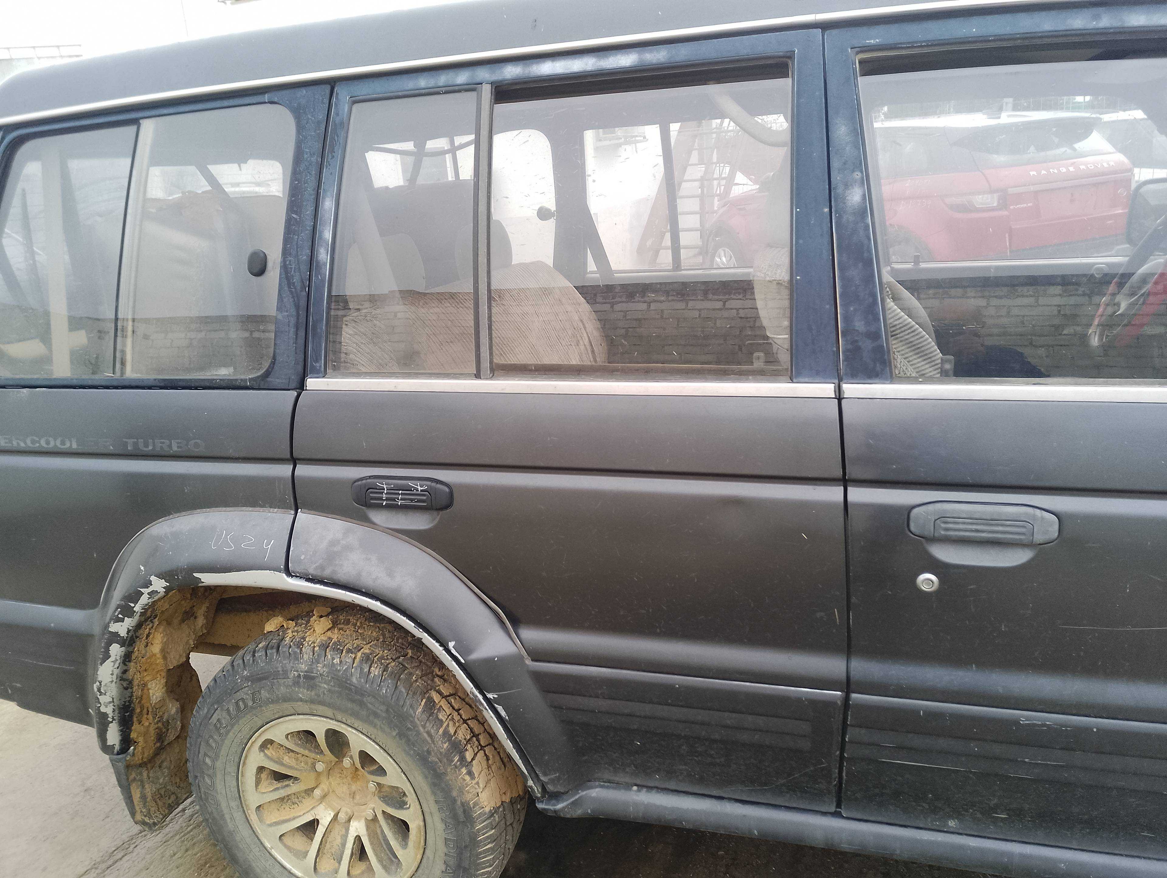 Recambio de puerta trasera derecha para mitsubishi pajero 2.5 turbodiesel referencia OEM IAM   