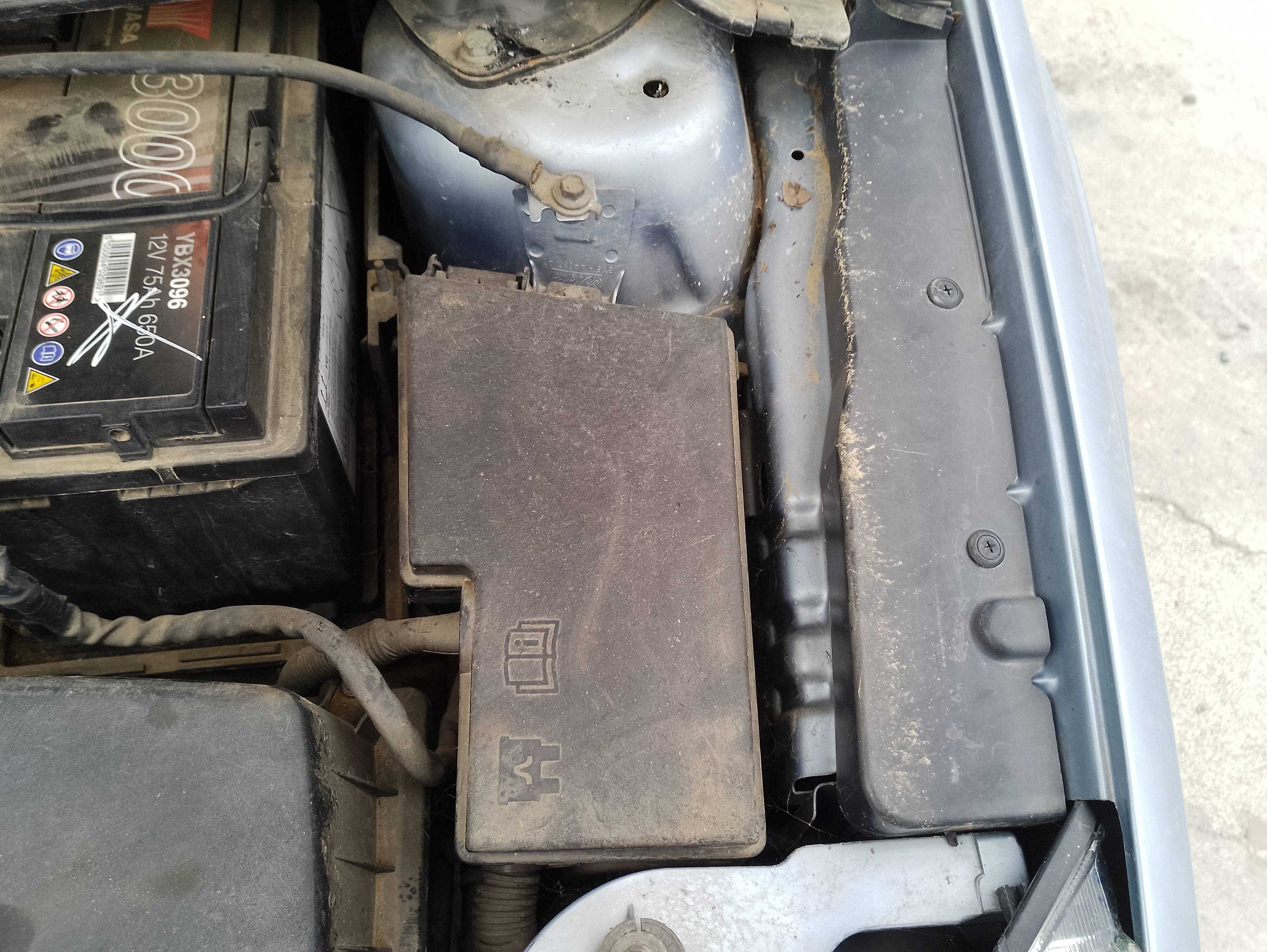 Recambio de caja reles / fusibles para ford focus berlina (cap) ambiente (d) referencia OEM IAM   