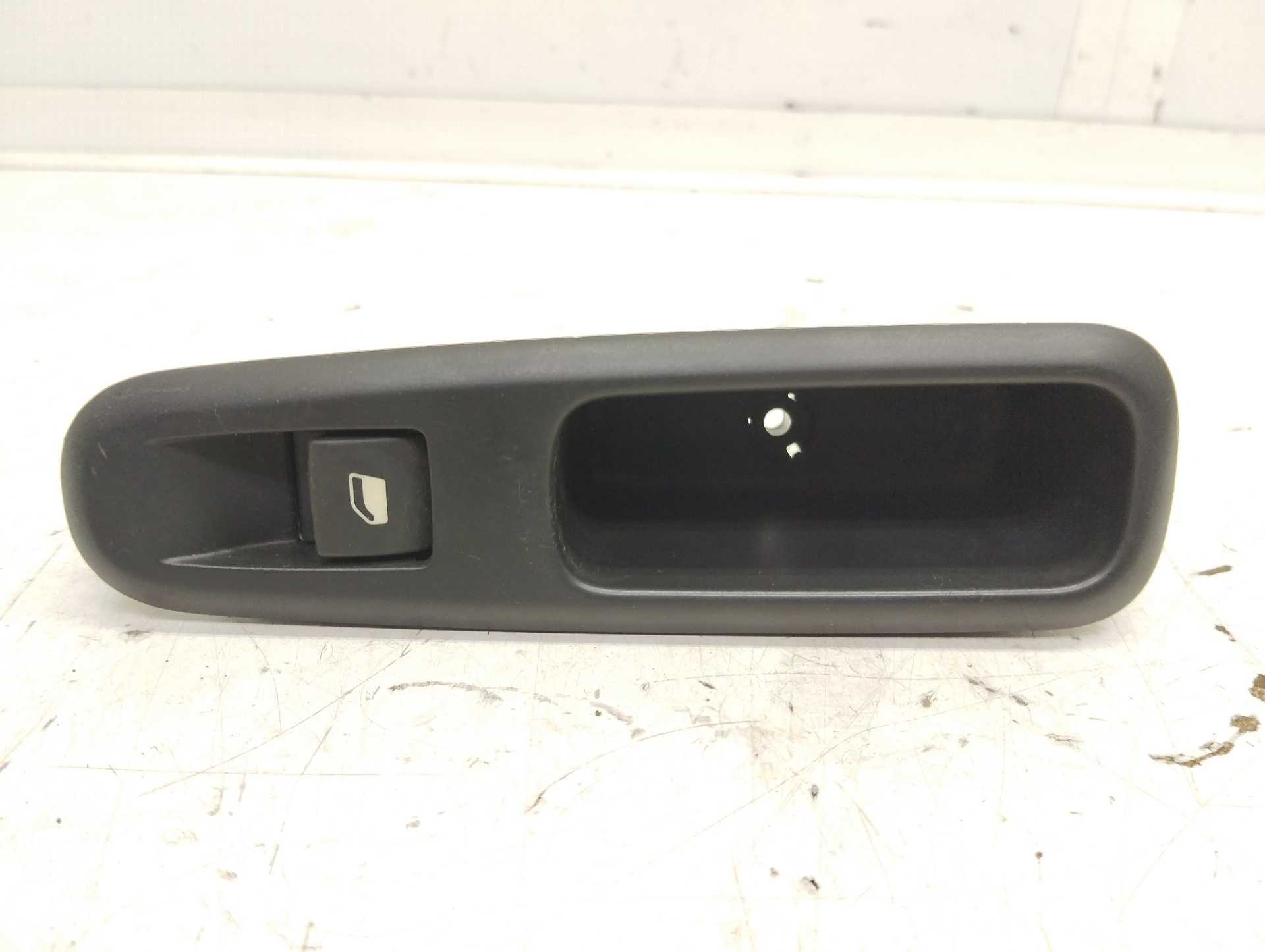 Recambio de mando elevalunas trasero derecho para peugeot 3008 1.6 hdi fap referencia OEM IAM   