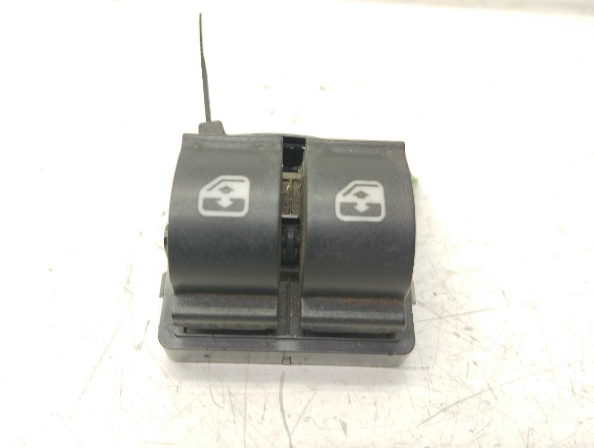 Recambio de mando elevalunas delantero izquierdo para iveco 35s12 referencia OEM IAM 5801511735  
