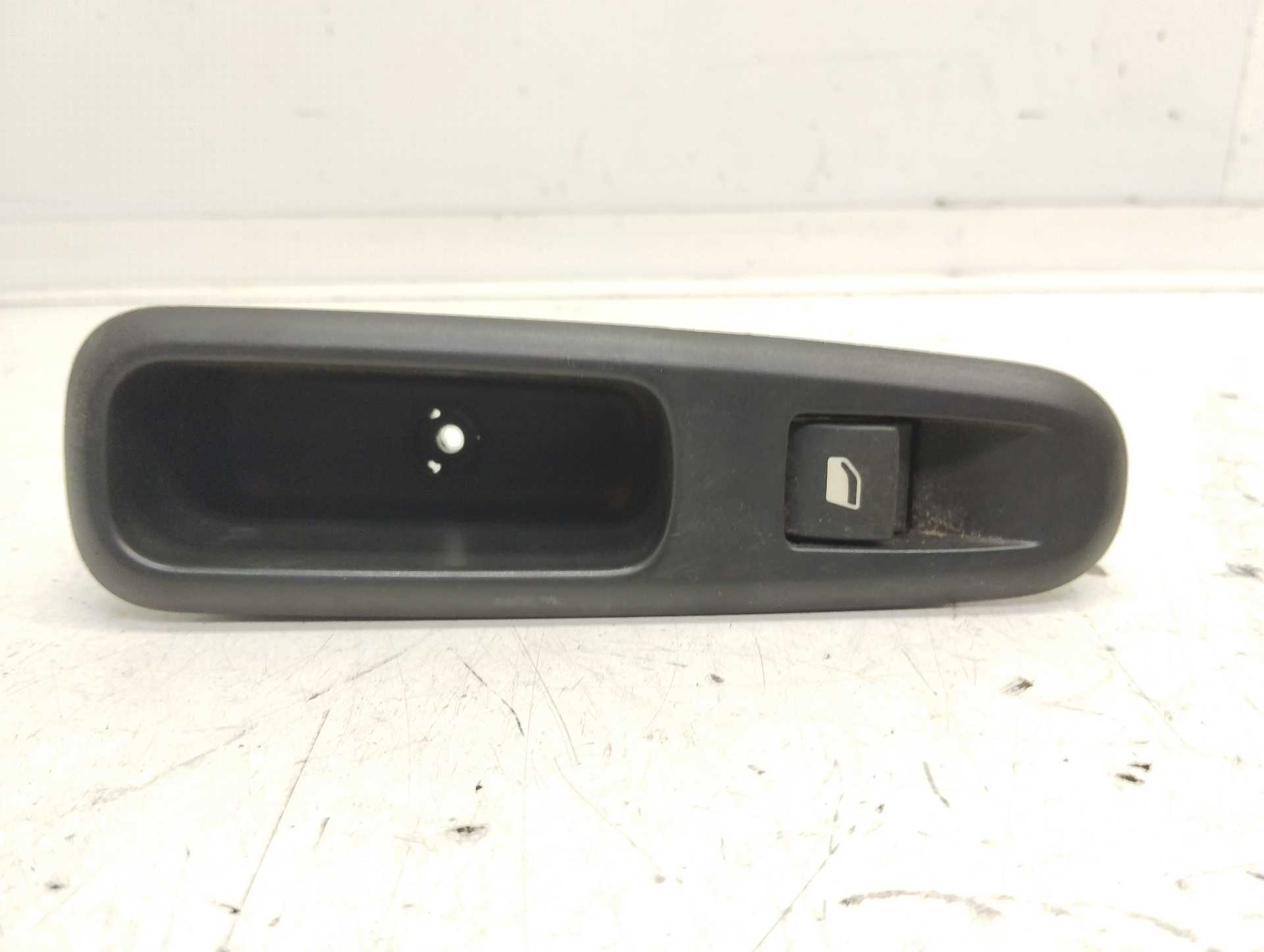 Recambio de mando elevalunas trasero izquierdo para peugeot 3008 1.6 hdi fap referencia OEM IAM 96662297ZD  