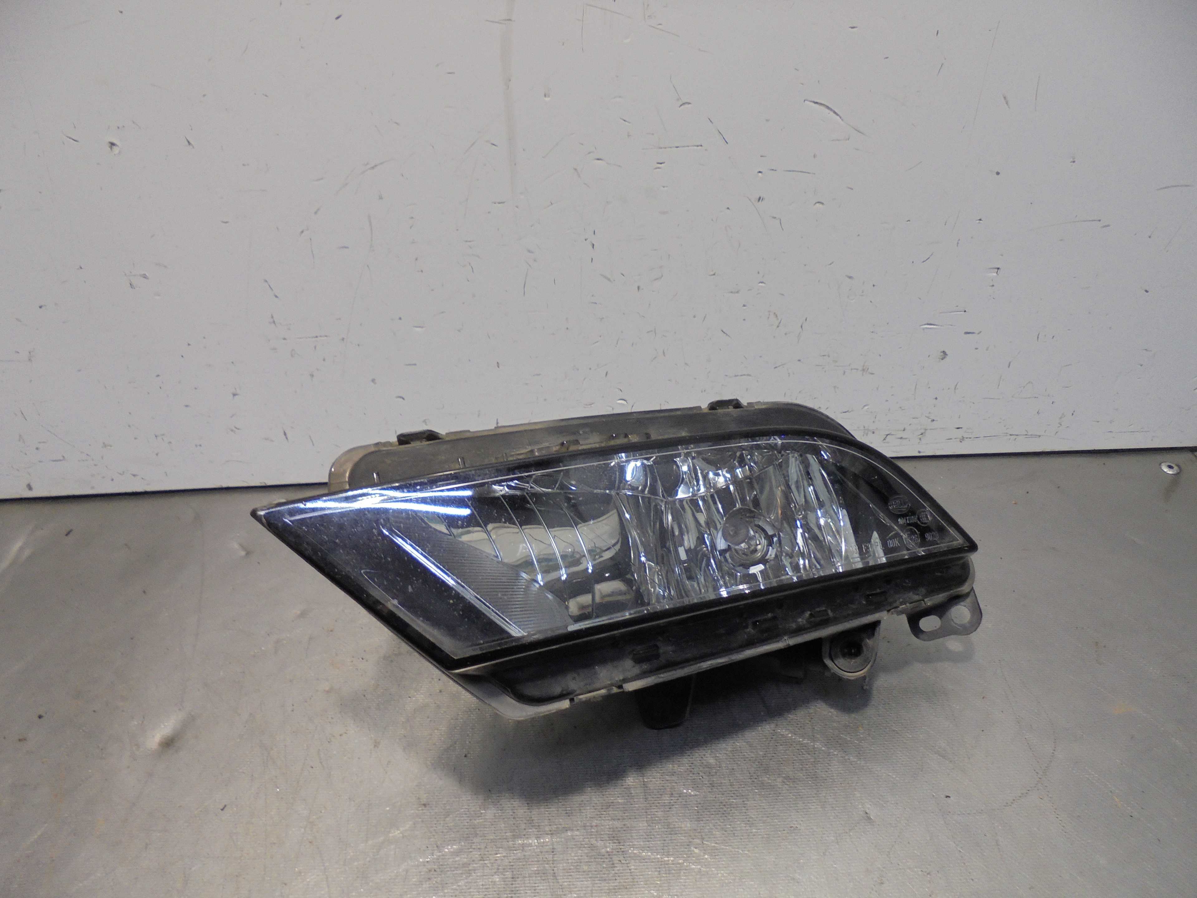 Recambio de faro antiniebla izquierdo para seat leon (5f1) 1.6 tdi referencia OEM IAM 6J9941701A HELLA 