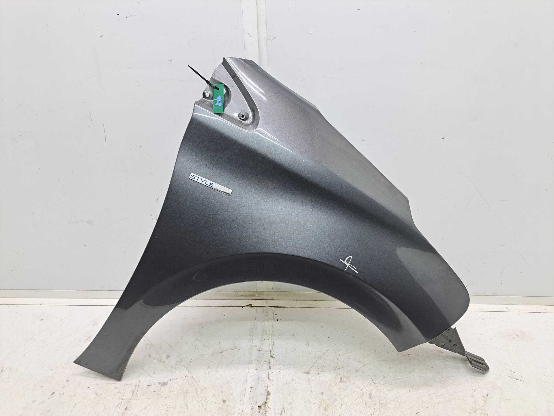 Recambio de aleta delantera derecha para peugeot 208 style referencia OEM IAM   