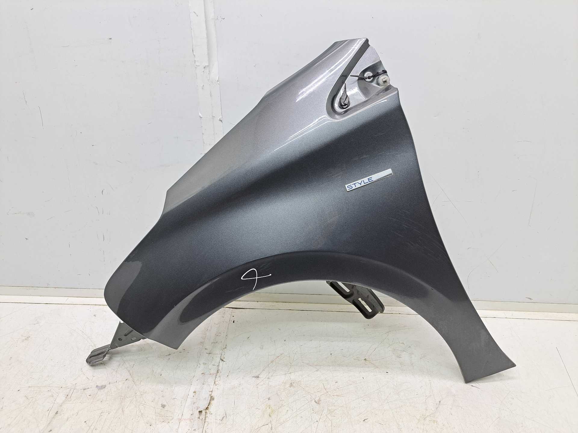 Recambio de aleta delantera izquierda para peugeot 208 style referencia OEM IAM   