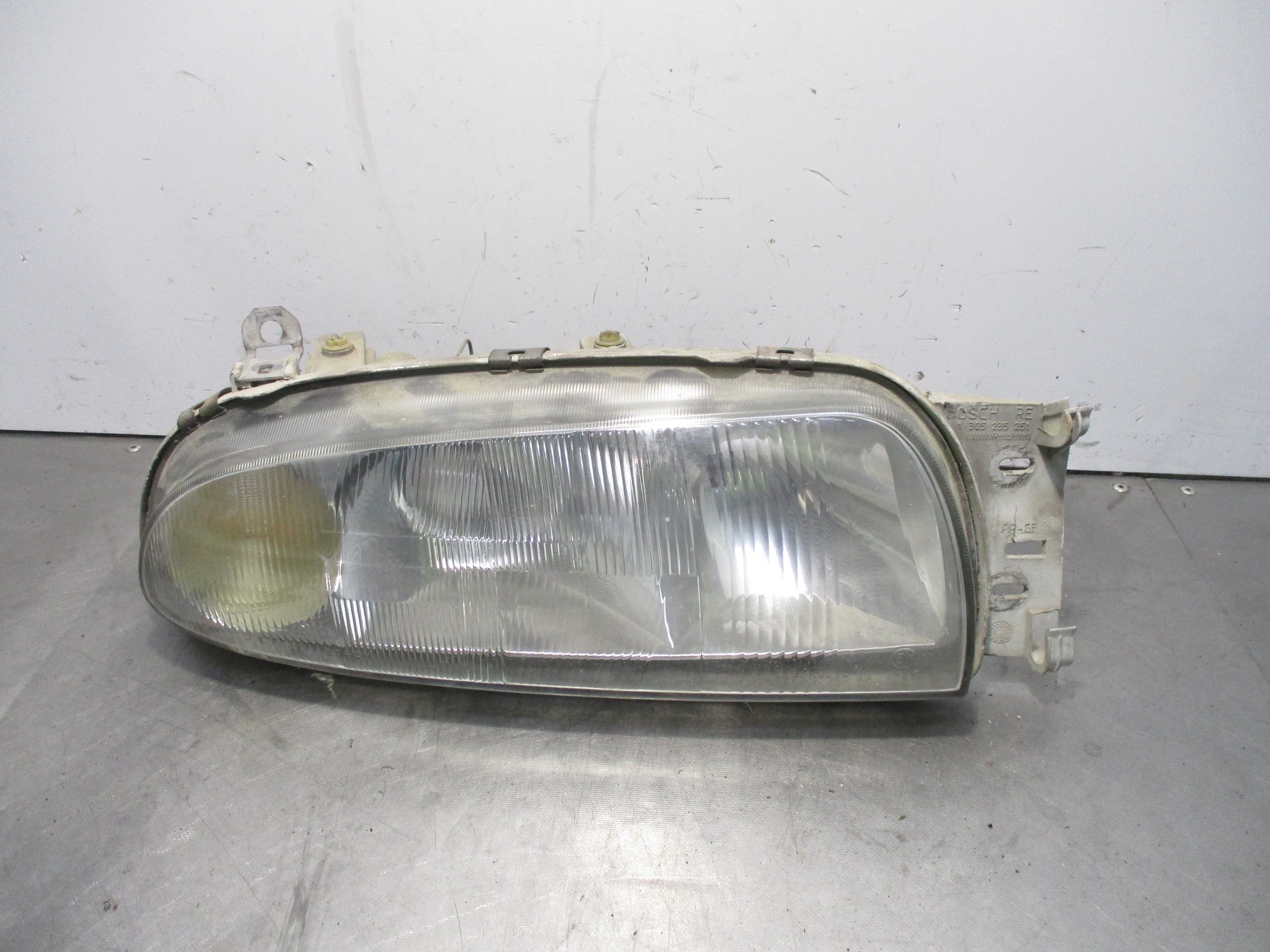 Recambio de faro derecho para ford fiesta berlina básico referencia OEM IAM 0301049202  