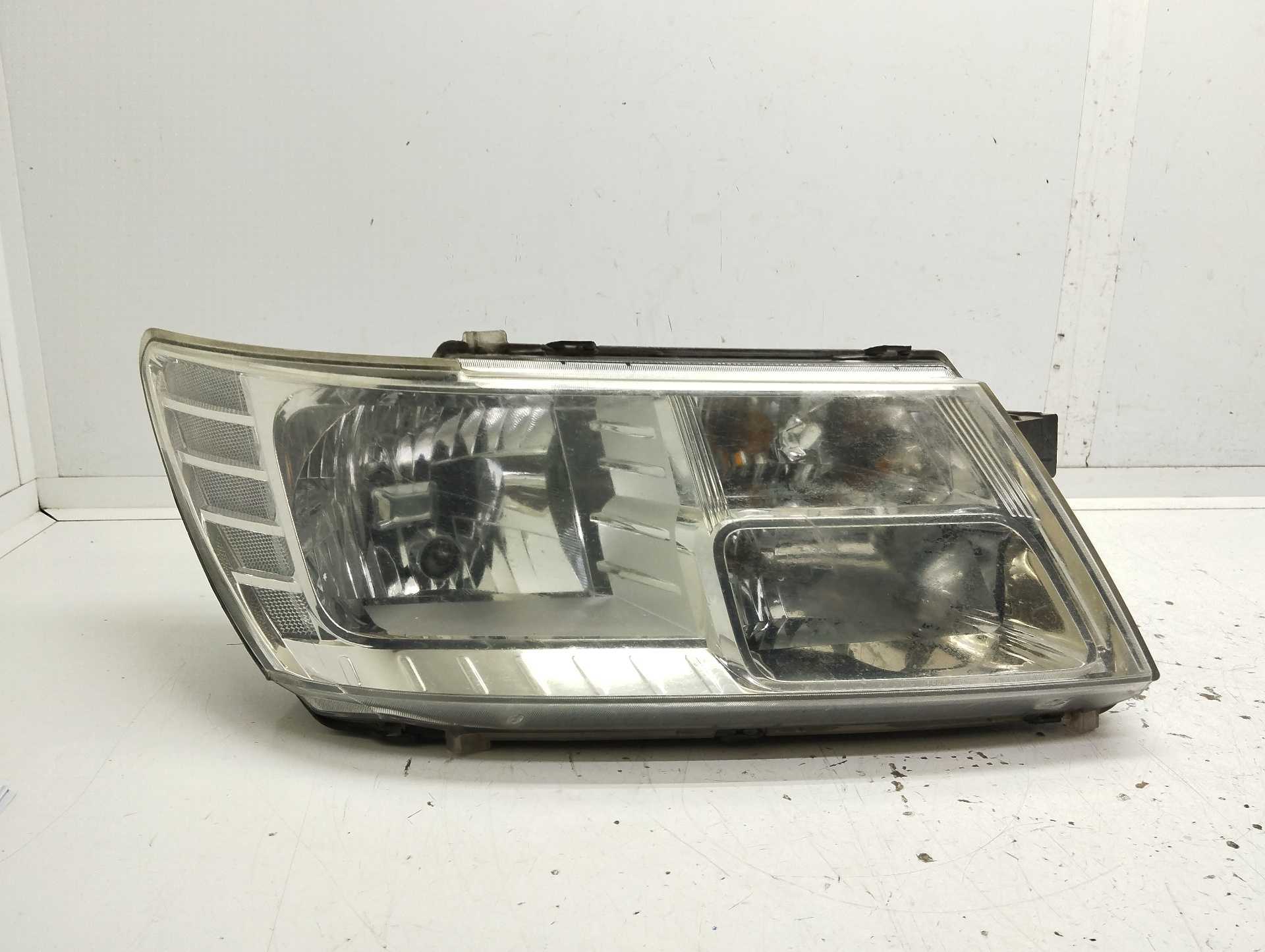 Recambio de faro derecho para dodge journey se referencia OEM IAM 05067788AA  