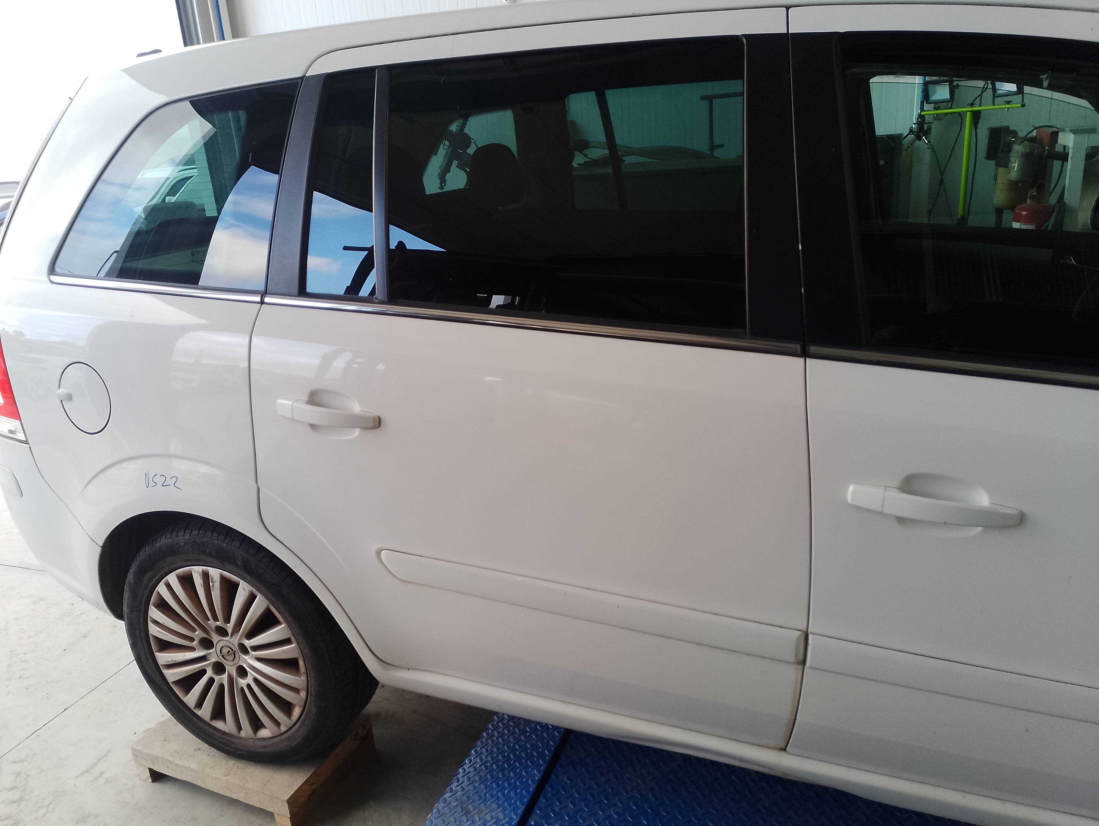 Recambio de puerta trasera derecha para opel zafira b cosmo referencia OEM IAM   