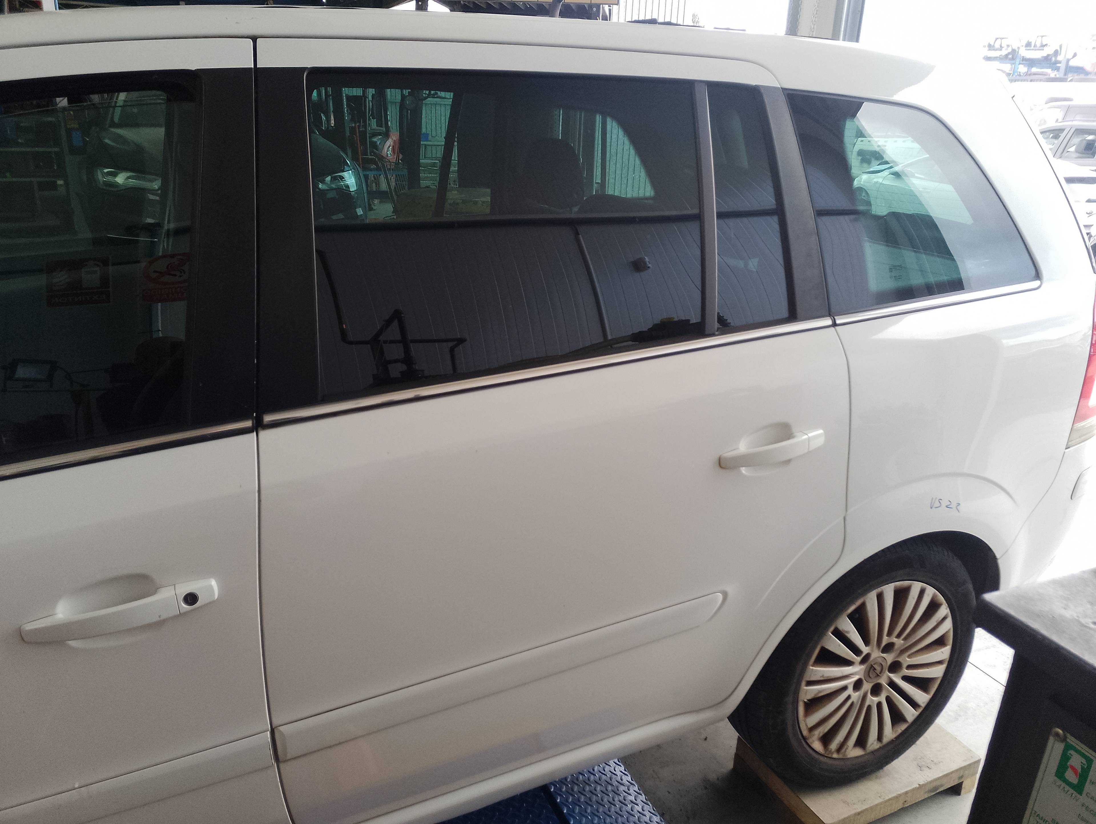 Recambio de puerta trasera izquierda para opel zafira b cosmo referencia OEM IAM   