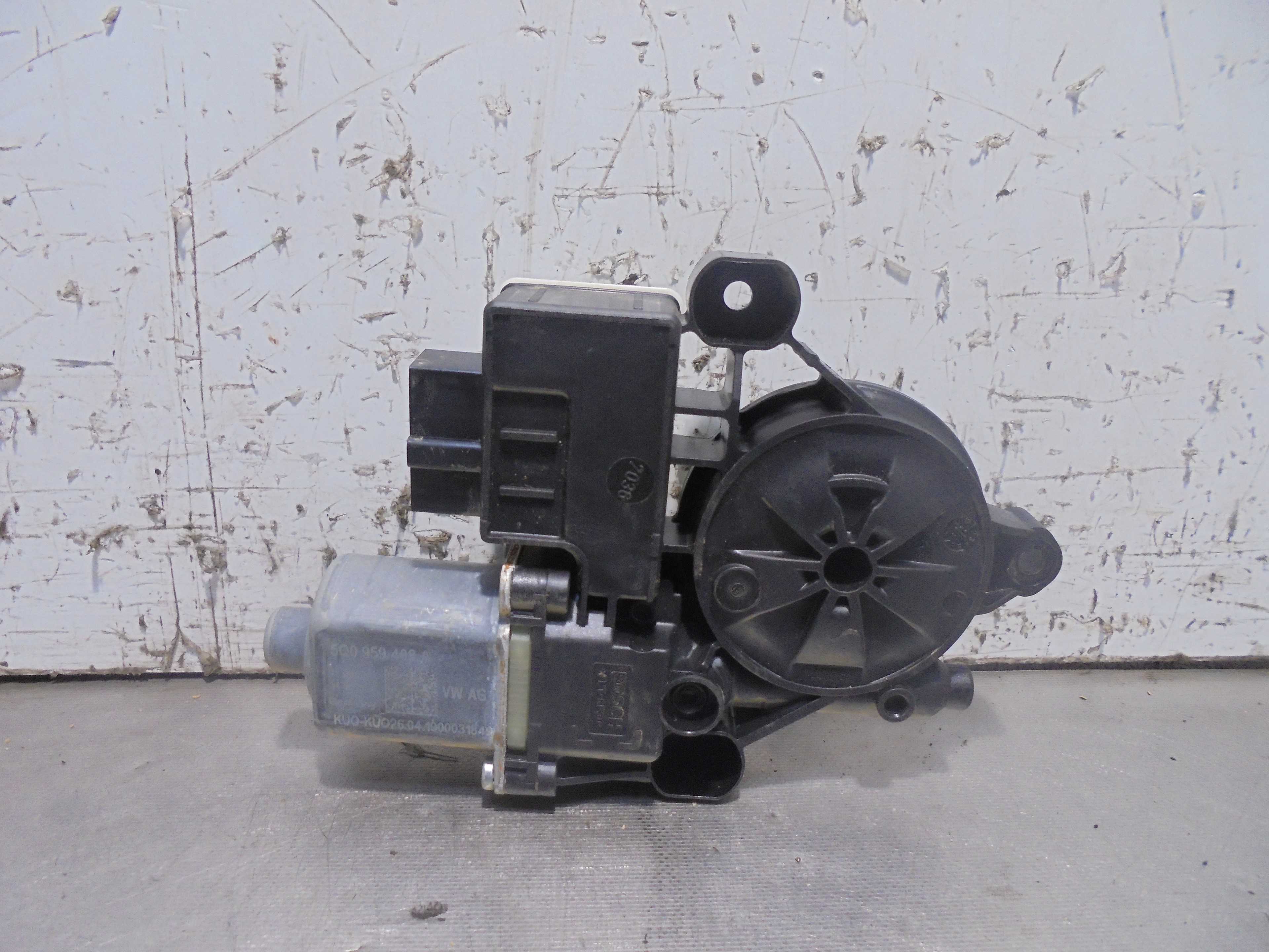 Recambio de motor elevalunas trasero derecho para volkswagen tiguan 2.0 tdi referencia OEM IAM 5Q0959408A BOSCH KUSTER E85020201