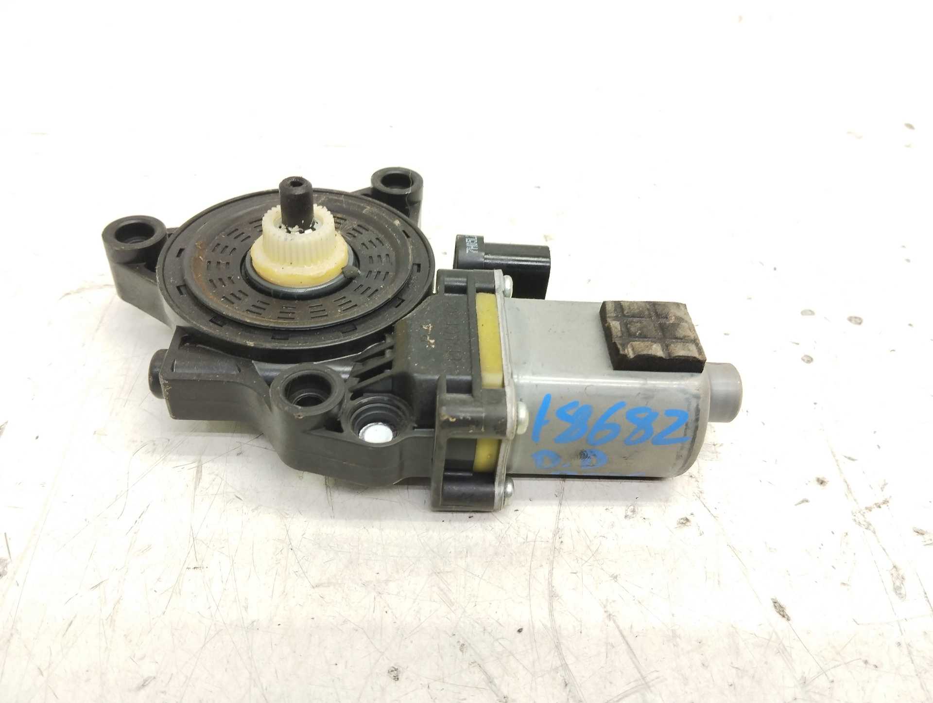 Recambio de motor elevalunas delantero derecho para hyundai tucson classic blue referencia OEM IAM 824600D7000  