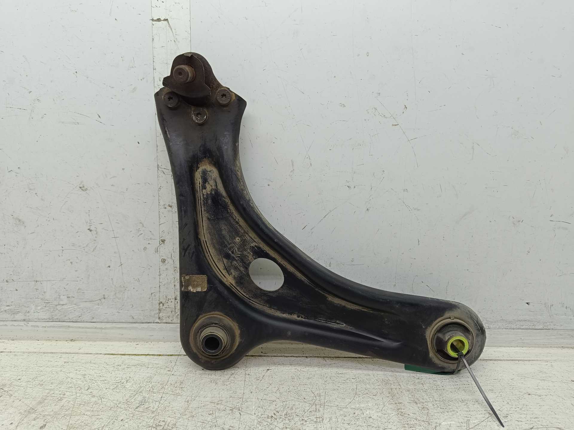 Recambio de brazo suspension inferior delantero derecho para peugeot 208 style referencia OEM IAM   