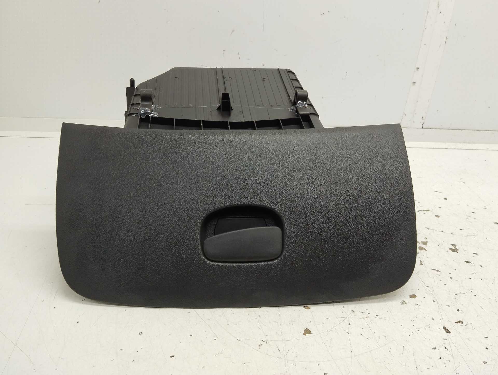 Recambio de guantera para renault clio iv zen referencia OEM IAM 681087227R  