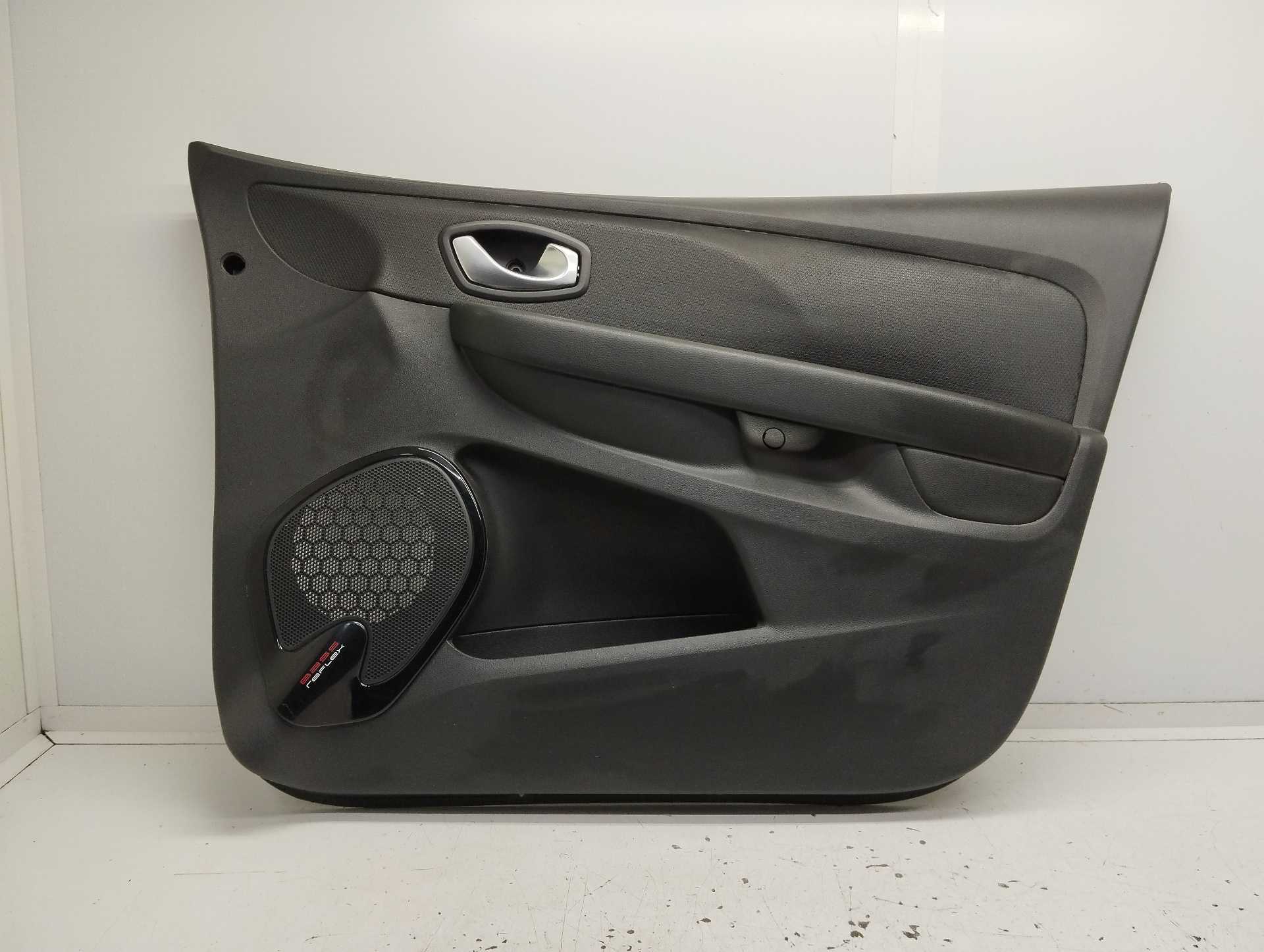Recambio de guarnecido puerta delantera derecha para renault clio iv zen referencia OEM IAM 809019679R  