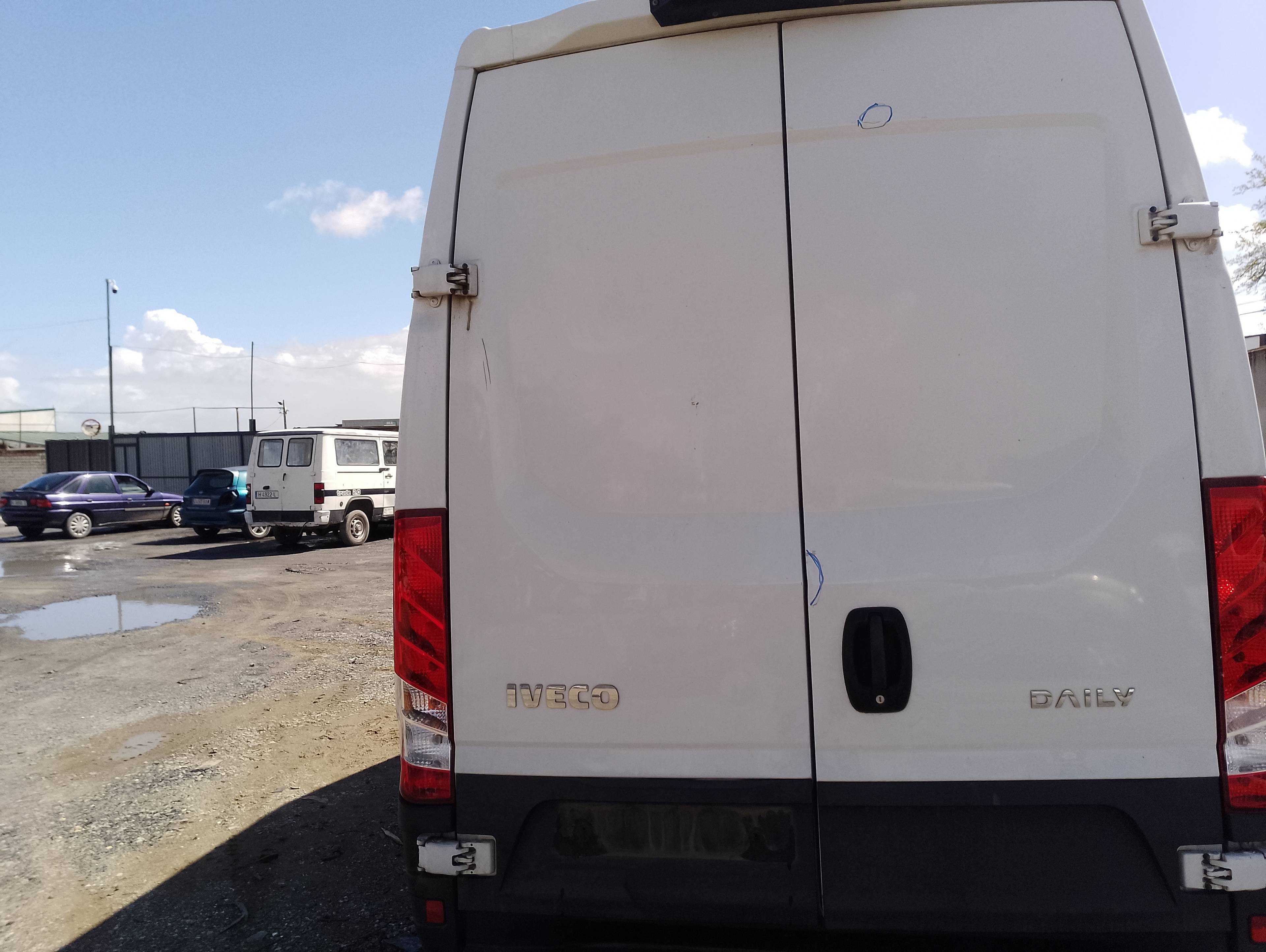 Recambio de porton trasero izquierdo para iveco 35s12 referencia OEM IAM 5801520230  