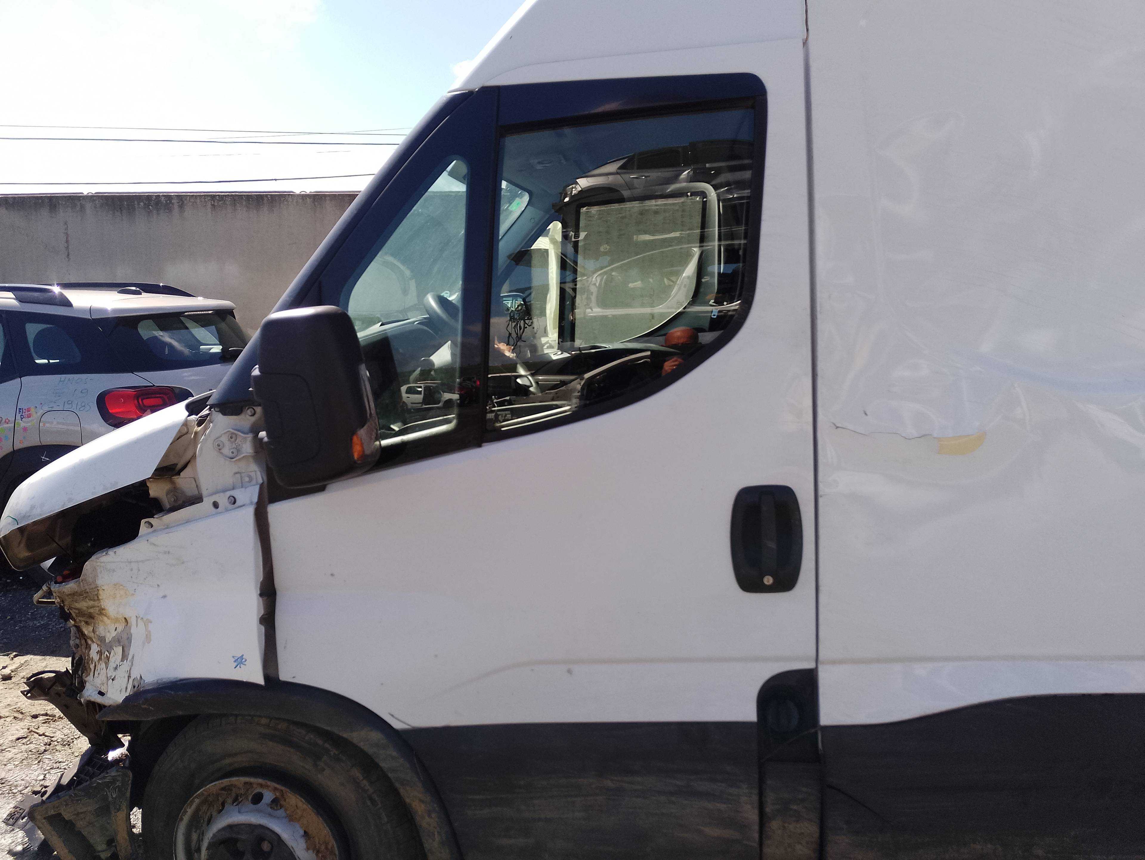 Recambio de puerta delantera izquierda para iveco 35s12 referencia OEM IAM   