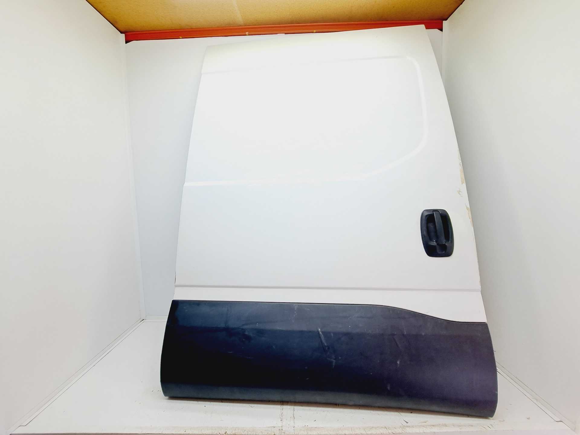 Recambio de puerta lateral corredera derecha para iveco 35s12 referencia OEM IAM 5802311136  