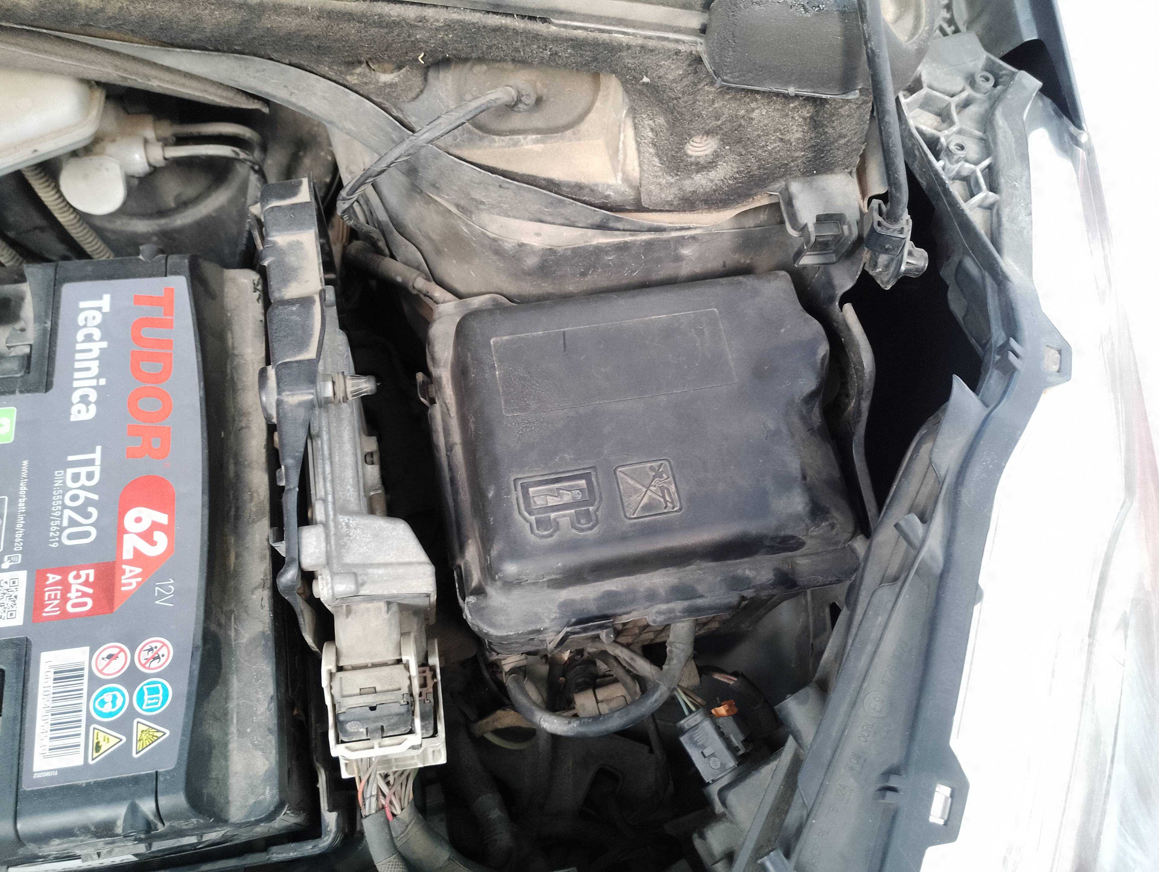 Recambio de caja reles / fusibles para peugeot 208 style referencia OEM IAM   