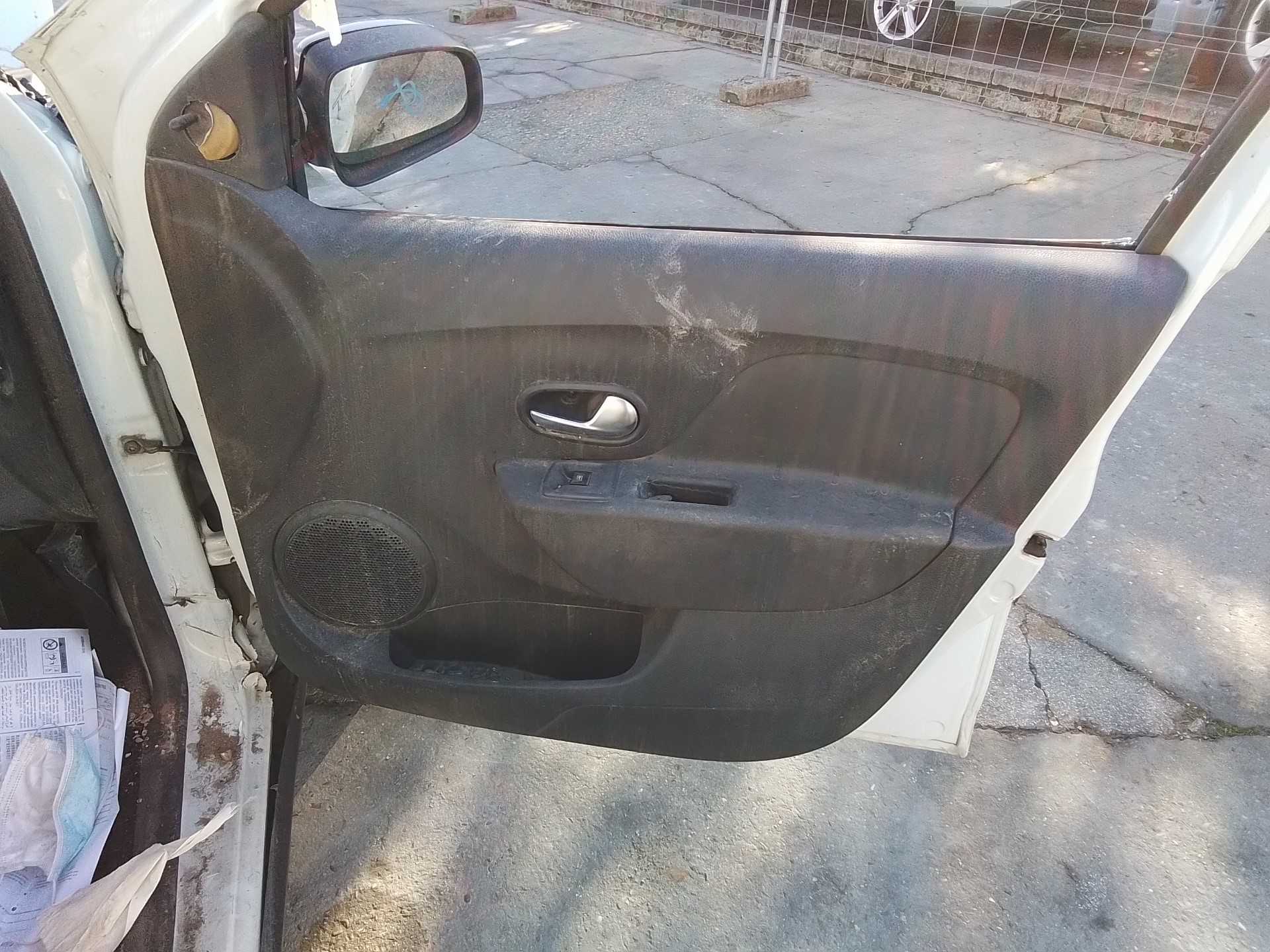 Recambio de guarnecido puerta delantera derecha para dacia sandero comfort referencia OEM IAM   