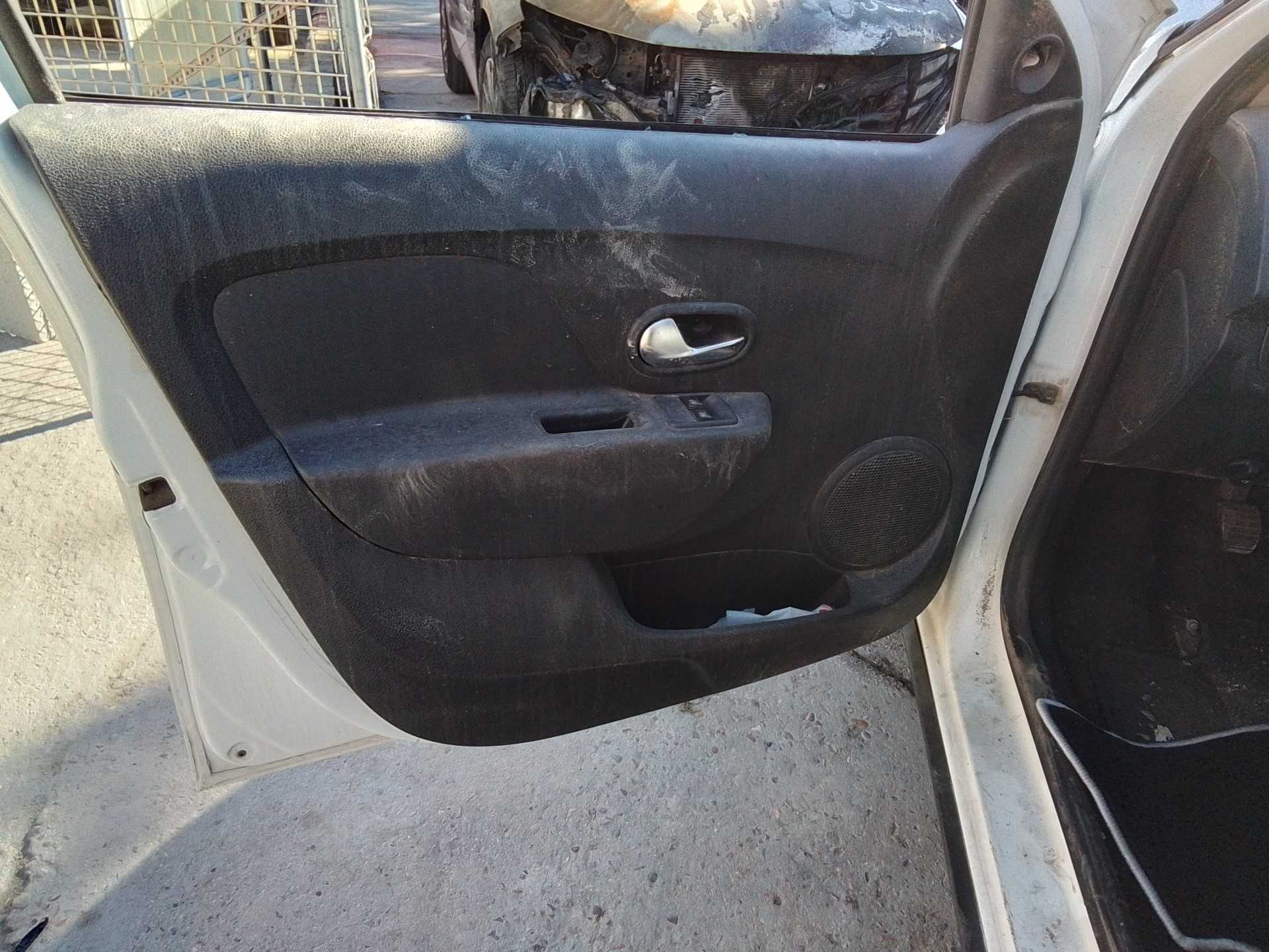 Recambio de guarnecido puerta delantera izquierda para dacia sandero comfort referencia OEM IAM   