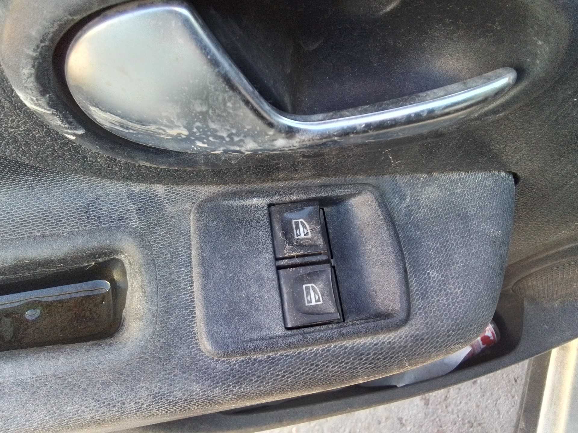 Recambio de mando elevalunas delantero izquierdo para dacia sandero comfort referencia OEM IAM   