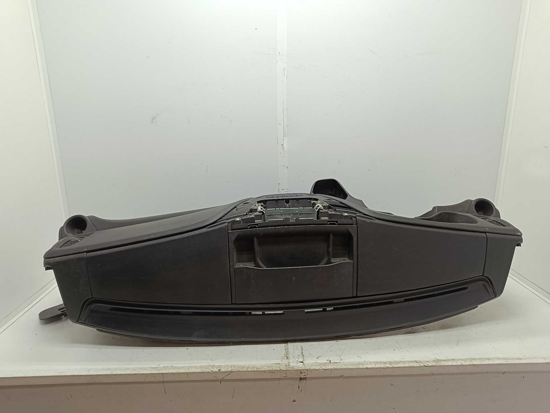 Recambio de salpicadero para iveco 35s12 referencia OEM IAM 5801544462  