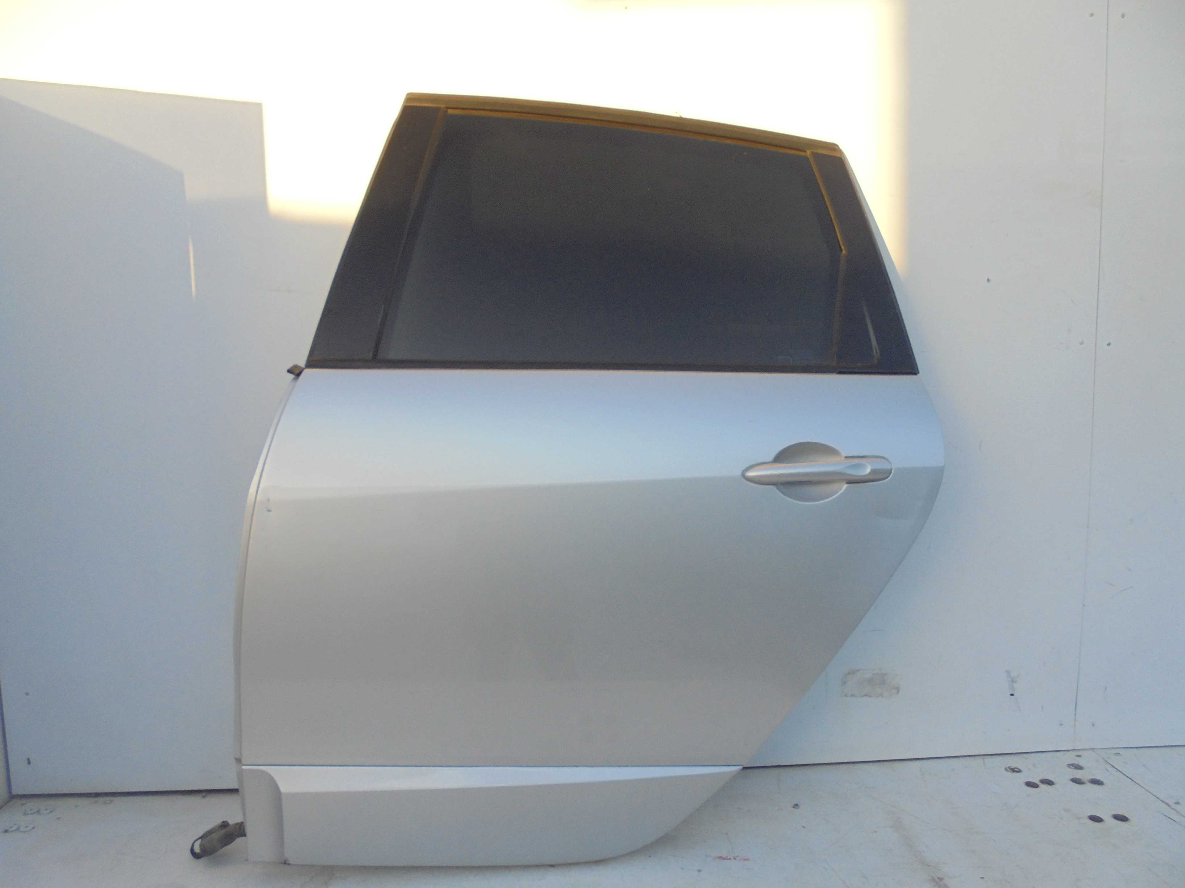 Recambio de puerta trasera izquierda para renault scenic iii dynamique referencia OEM IAM   