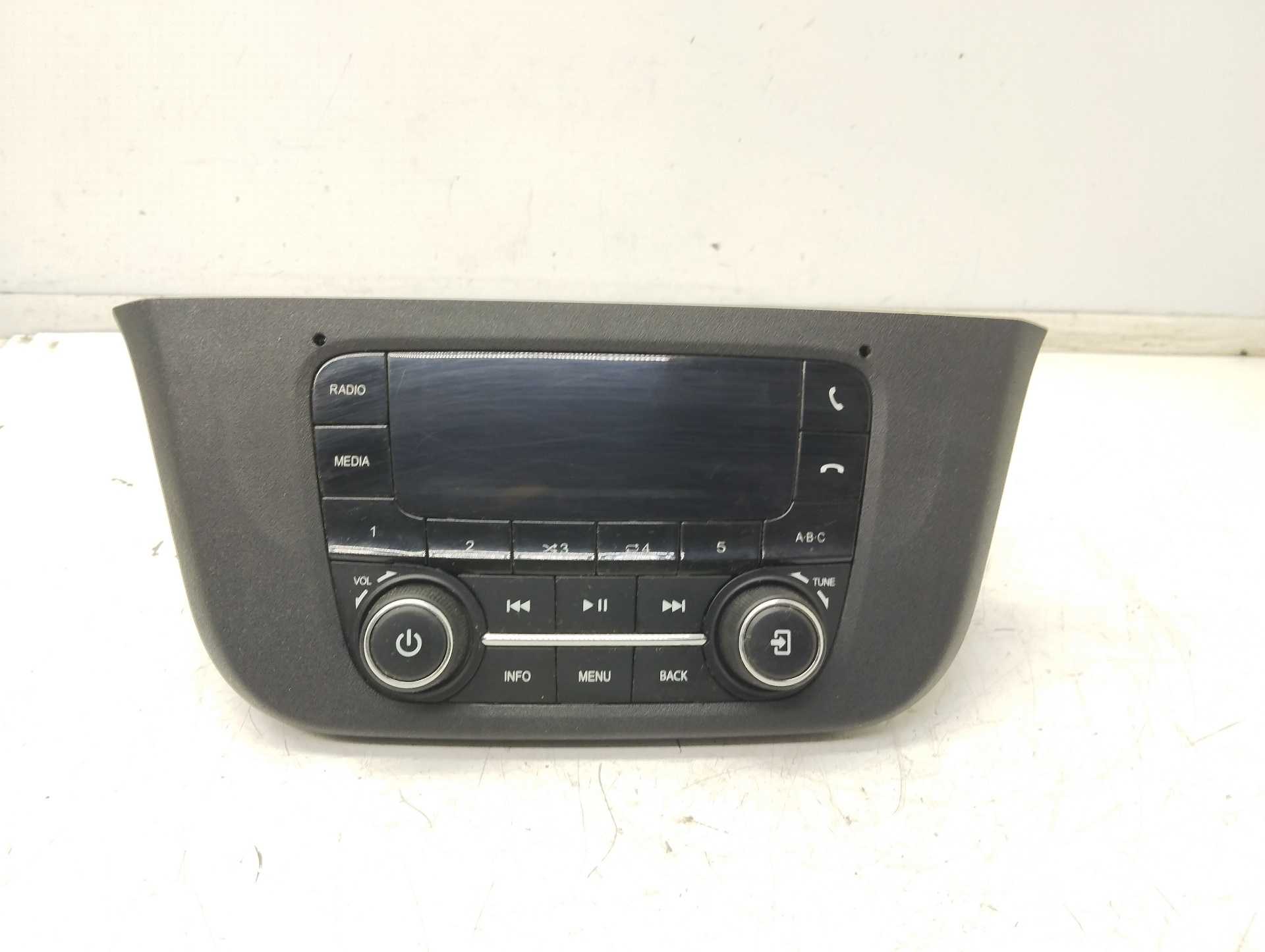 Recambio de sistema audio / radio cd para iveco 35s12 referencia OEM IAM 5802807801 10R0513773 