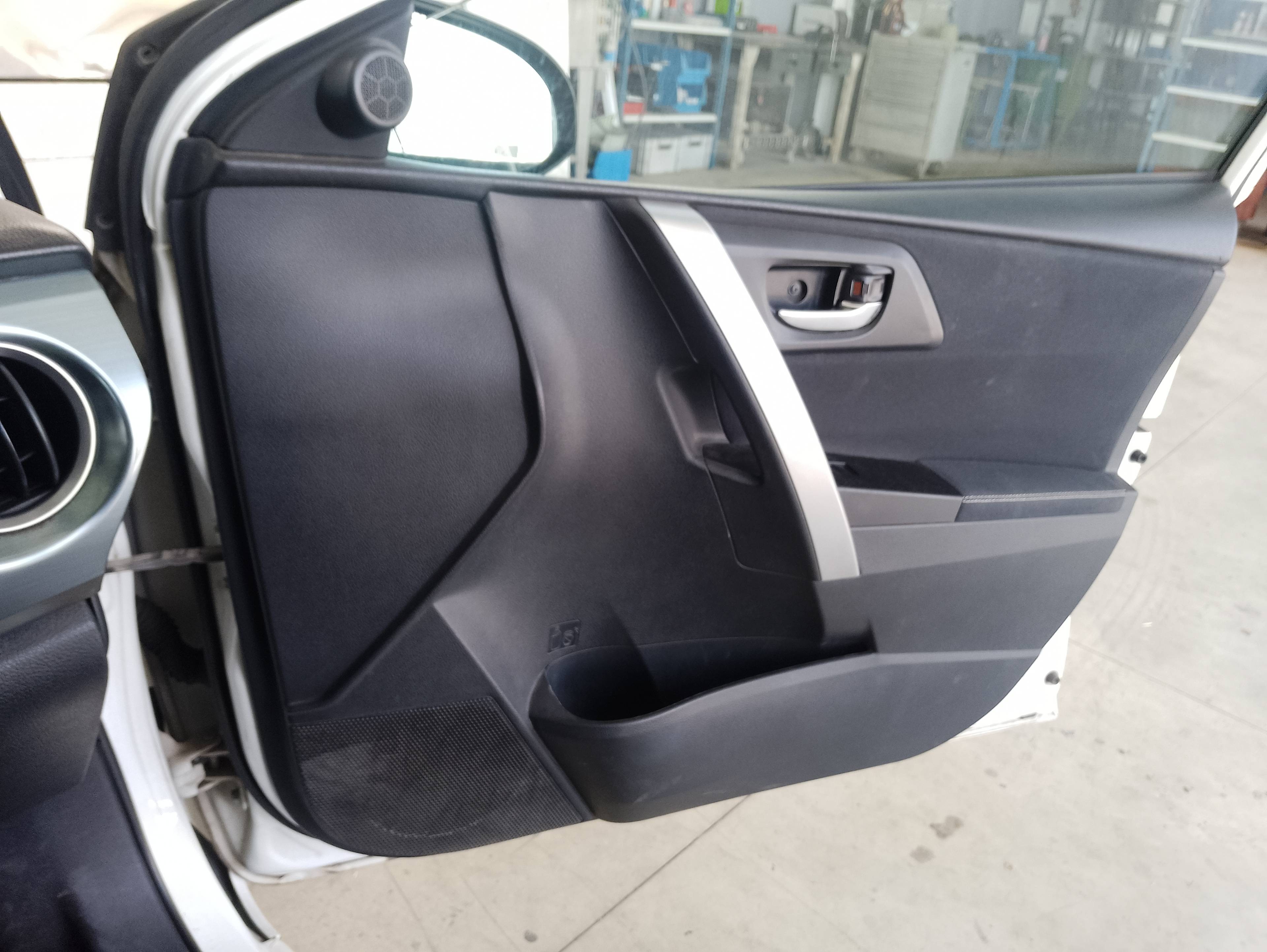 Recambio de guarnecido puerta delantera derecha para toyota auris hybrid active referencia OEM IAM   