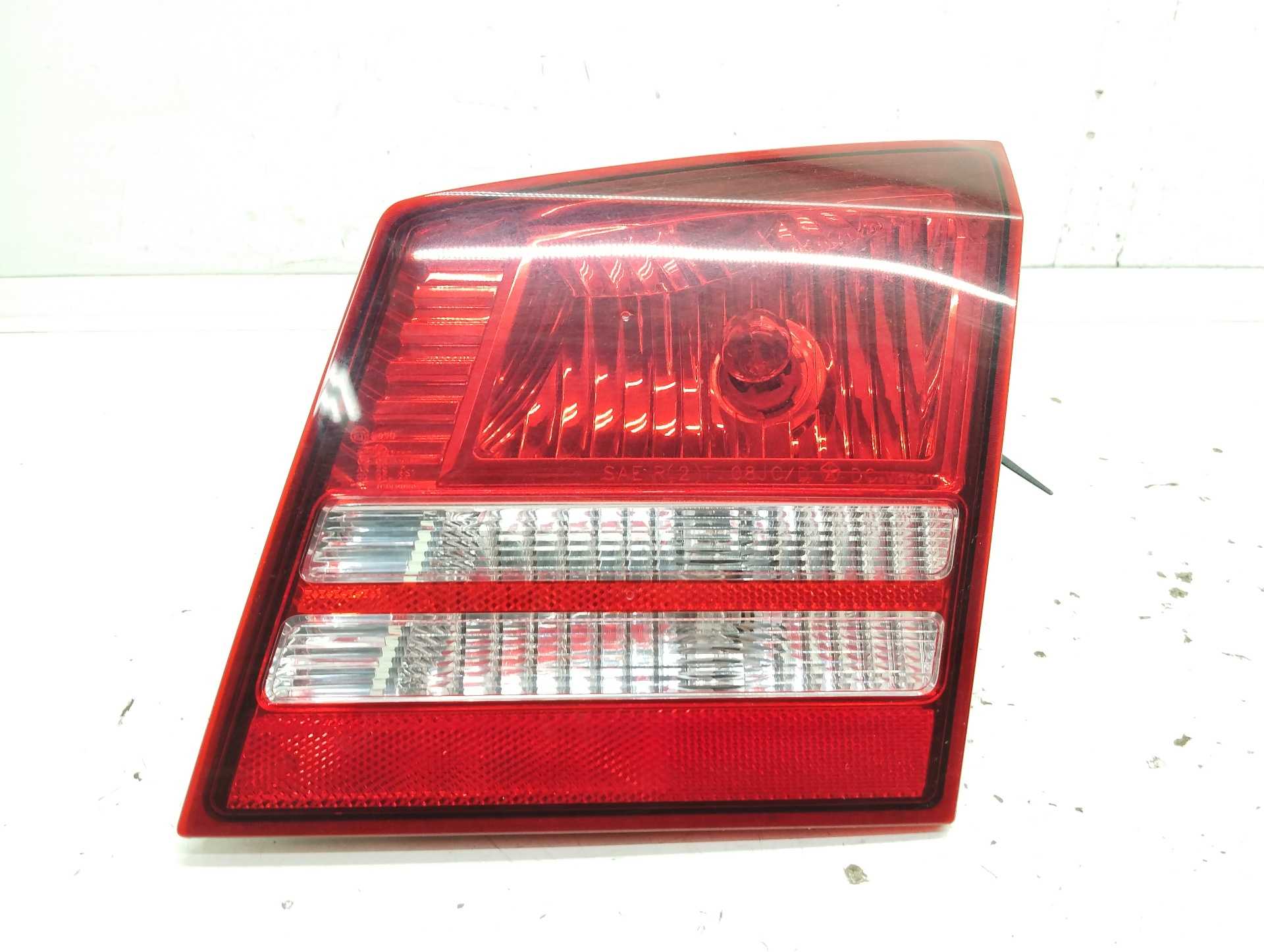 Recambio de piloto porton trasero derecho para dodge journey se referencia OEM IAM 04806368AB  