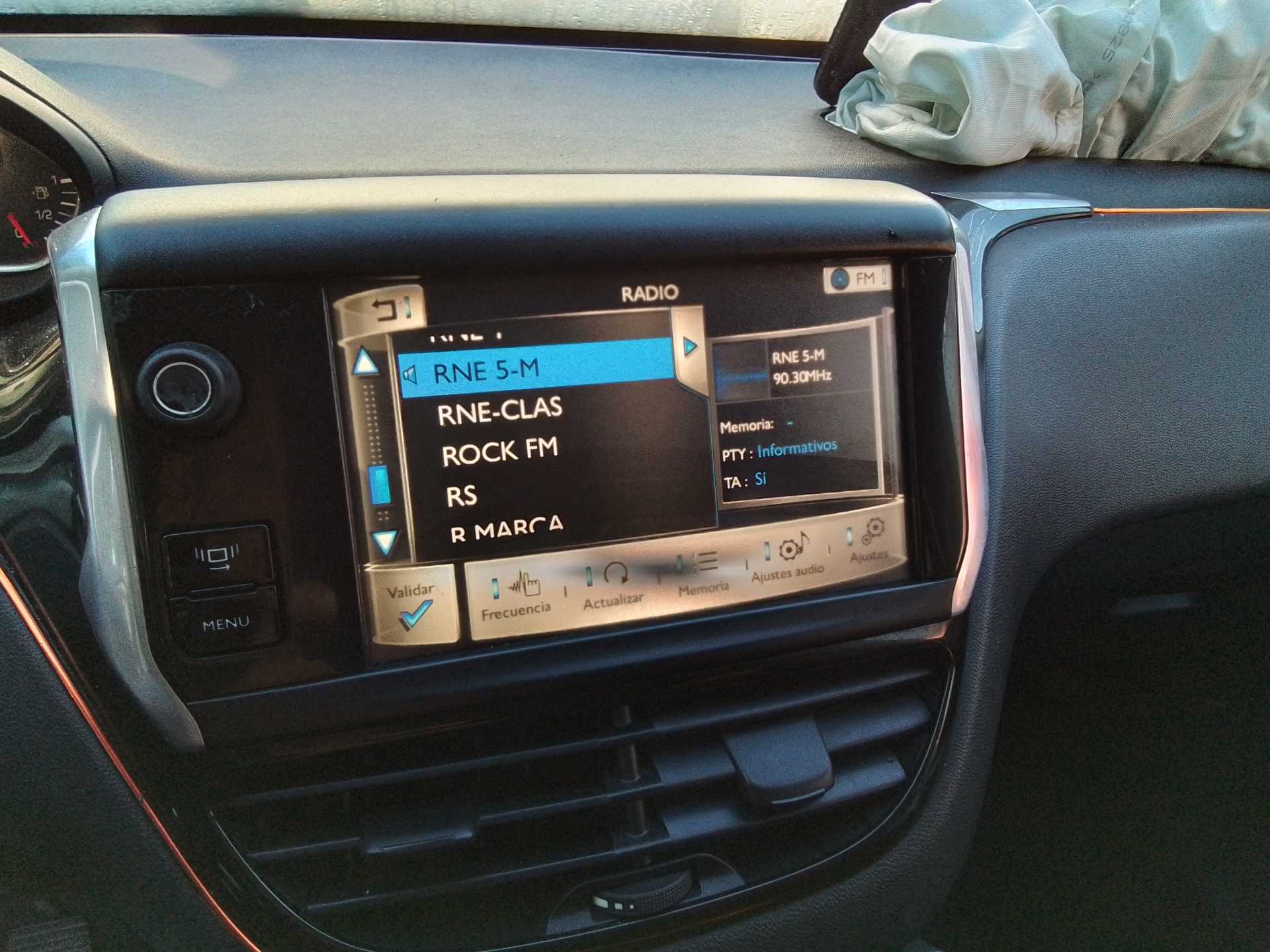 Recambio de pantalla multifuncion para peugeot 208 1.4 hdi fap referencia OEM IAM   