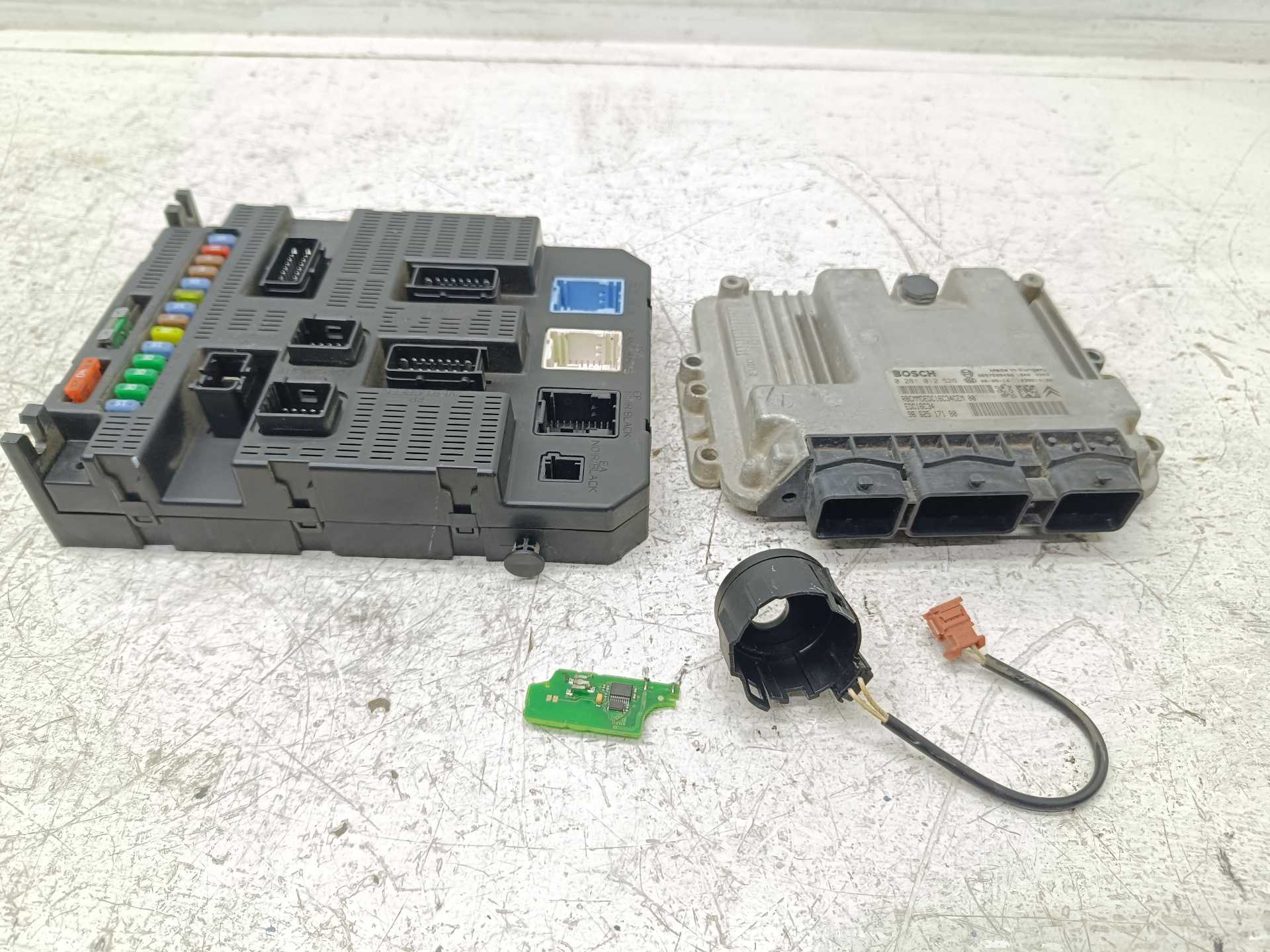 Recambio de centralita motor uce para peugeot 207 x-line referencia OEM IAM 9662517180 0281012526 9657699480
