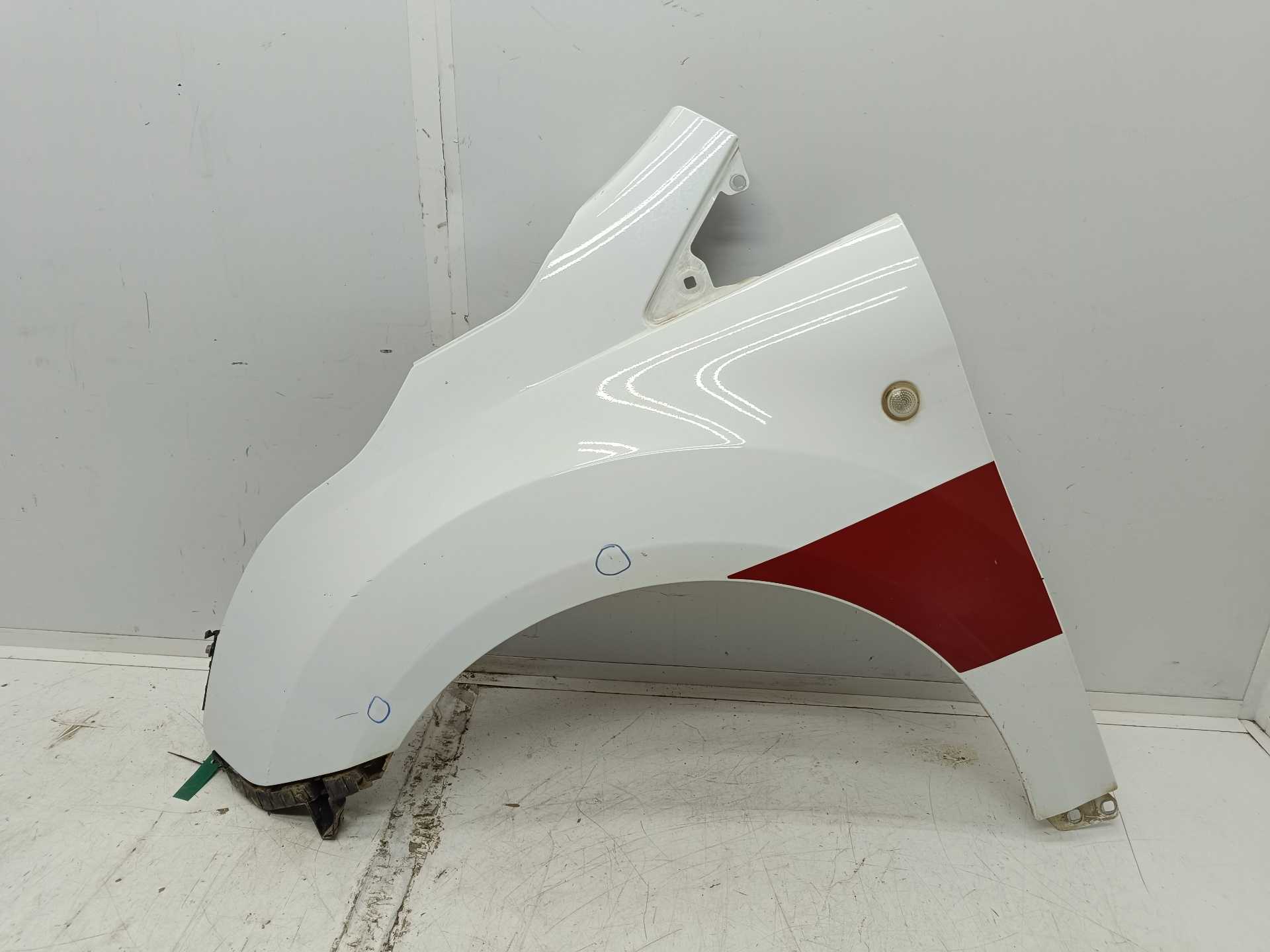 Recambio de aleta delantera izquierda para ford transit connect kombi trend largo referencia OEM IAM 2638922  