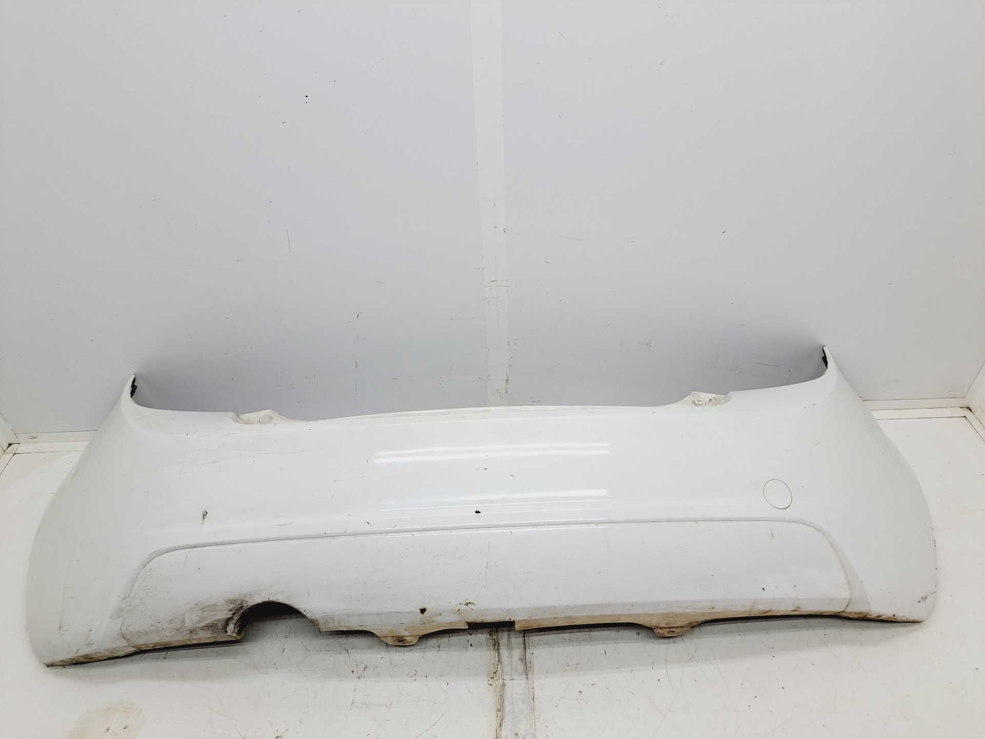 Recambio de paragolpes trasero para chevrolet aveo sedán lt+ referencia OEM IAM 95460678  