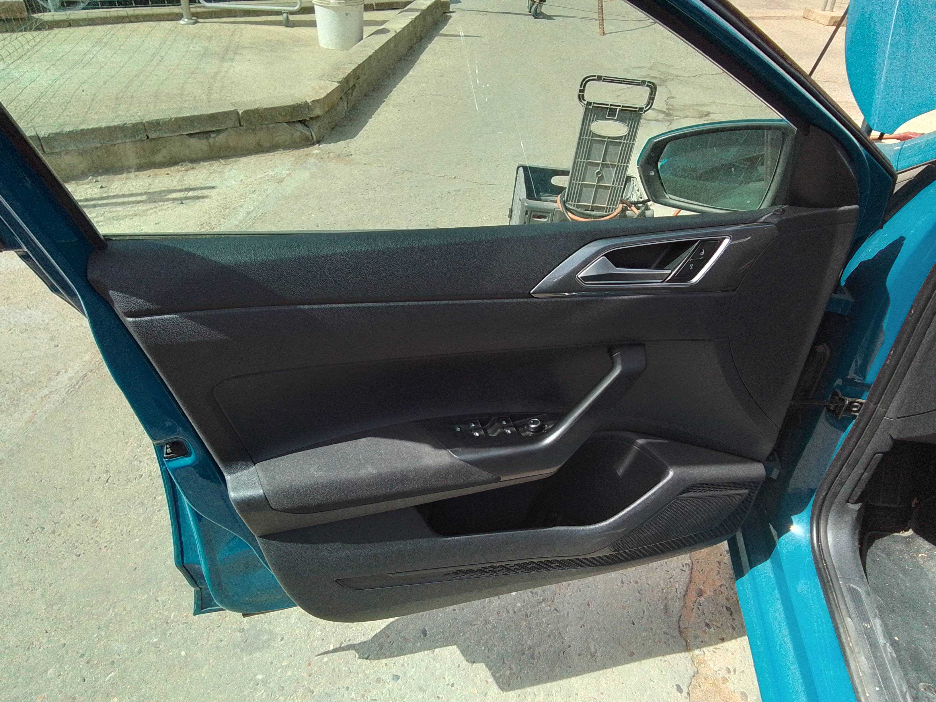 Recambio de guarnecido puerta delantera izquierda para volkswagen polo 1.0 tsi referencia OEM IAM   