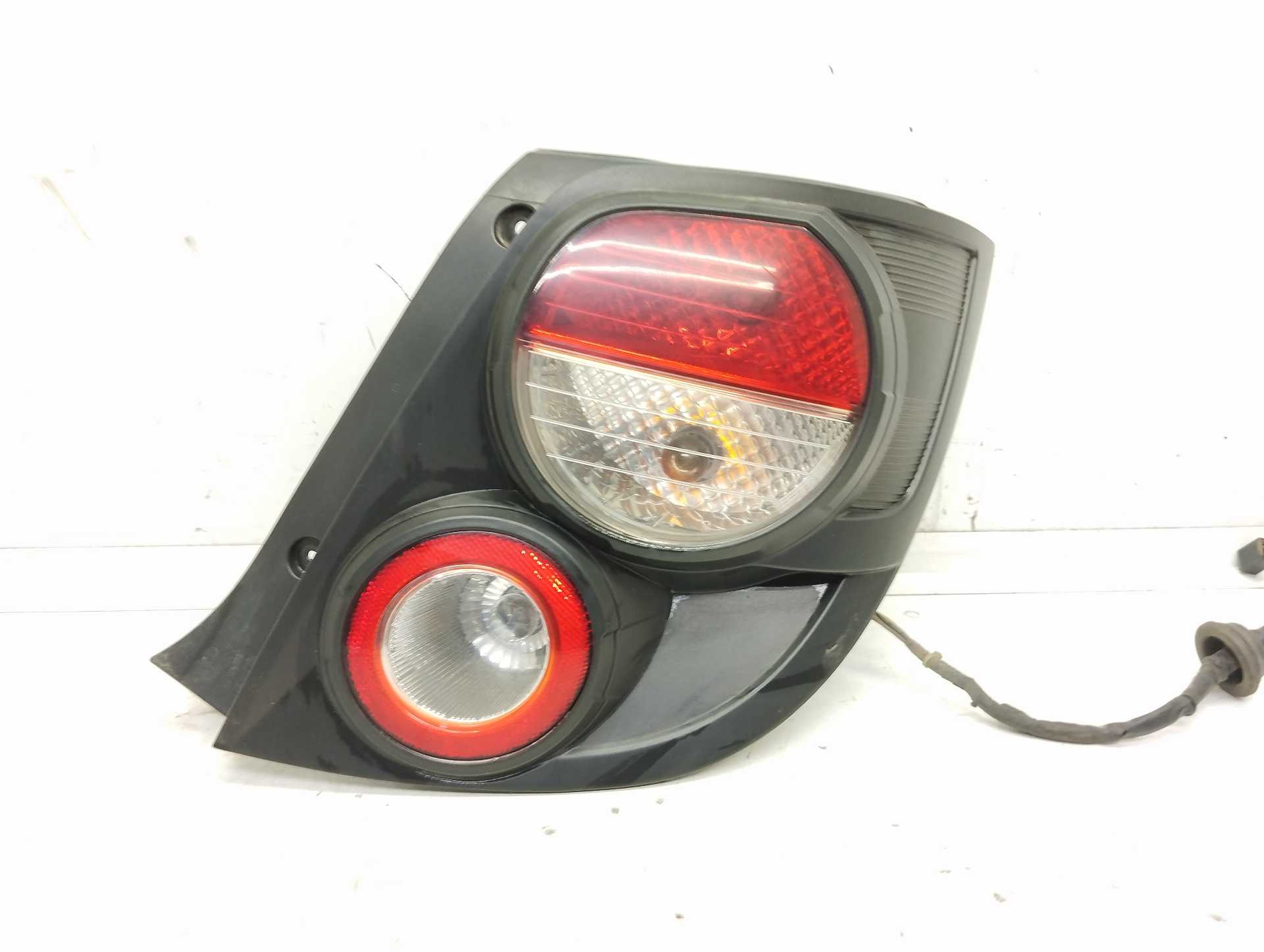 Recambio de piloto trasero derecho para chevrolet aveo sedán lt+ referencia OEM IAM  96830976 