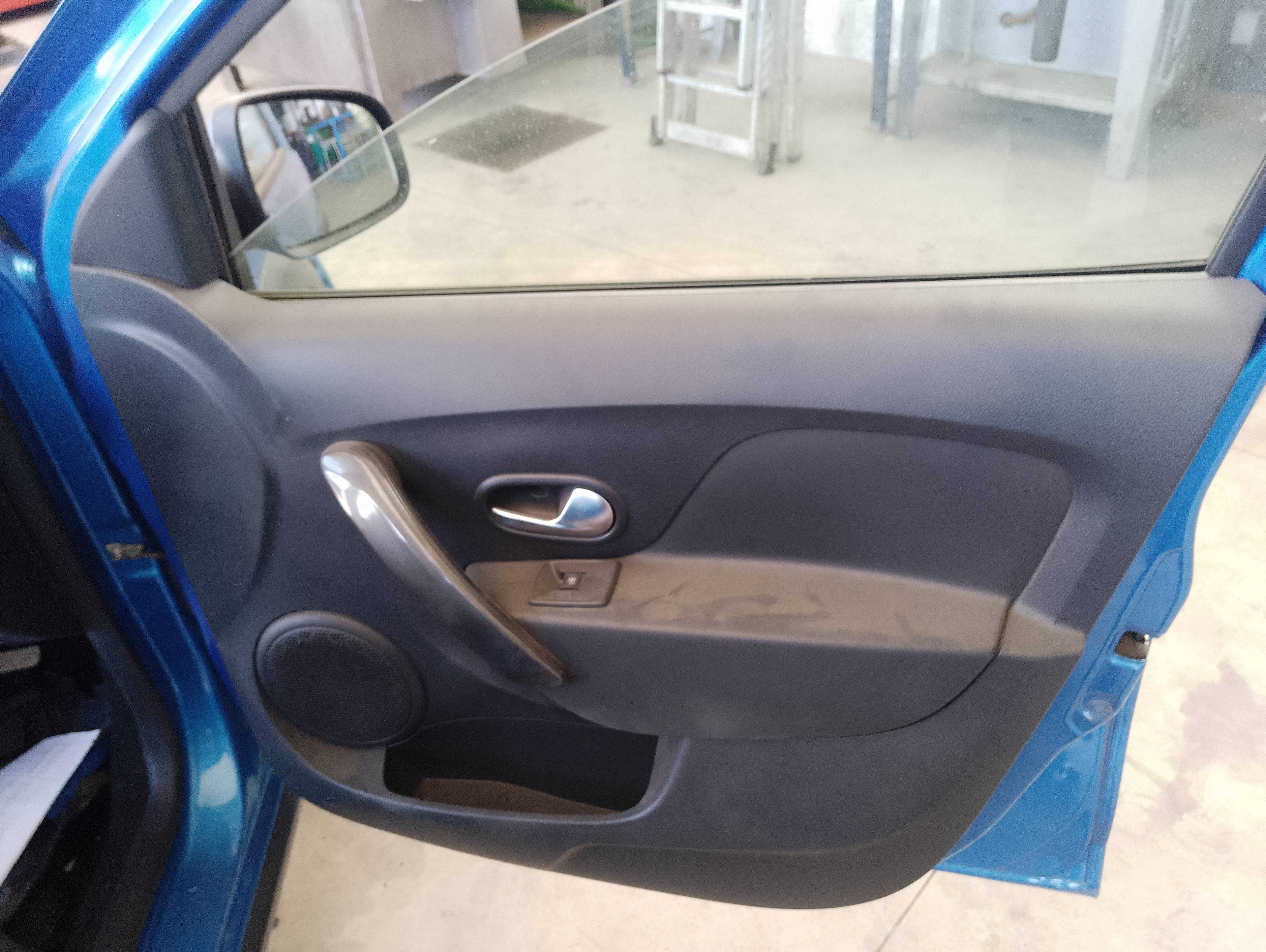 Recambio de guarnecido puerta delantera derecha para dacia sandero aniversario referencia OEM IAM   