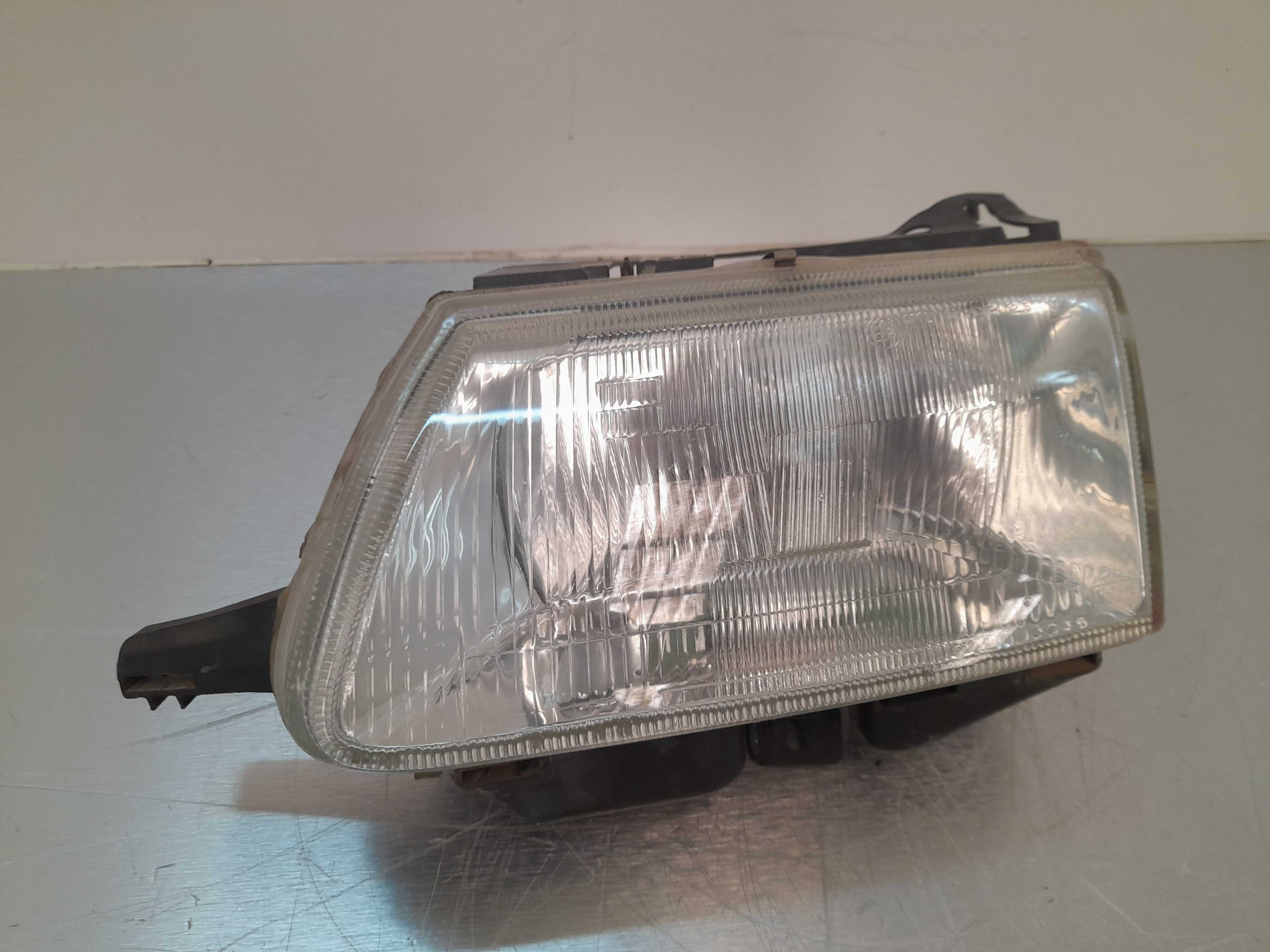 Recambio de faro izquierdo para citroën saxo 1.5 d x referencia OEM IAM   