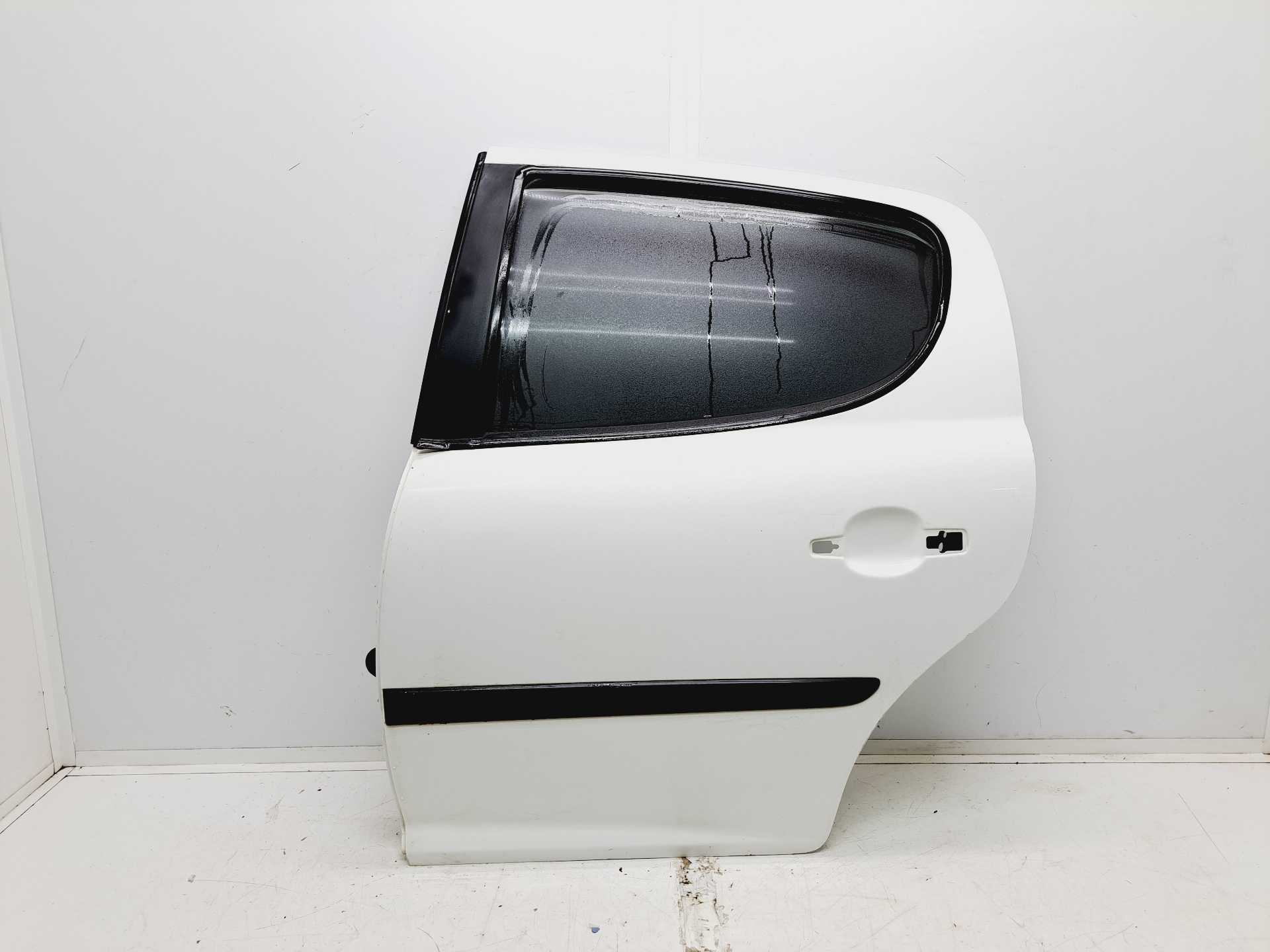 Recambio de puerta trasera izquierda para peugeot 207 1.4 hdi referencia OEM IAM   