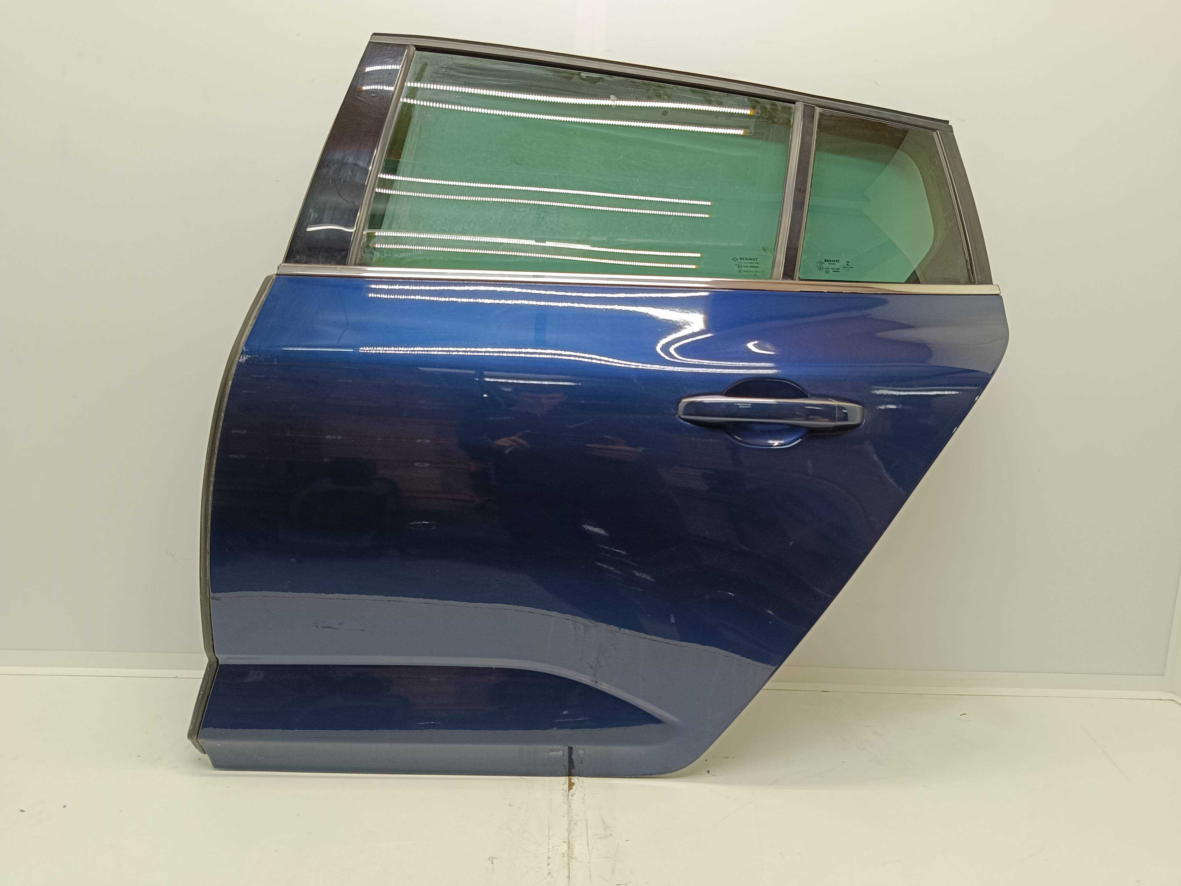 Recambio de puerta trasera izquierda para renault megane iv grandtour 1.6 dci diesel fap energy referencia OEM IAM   