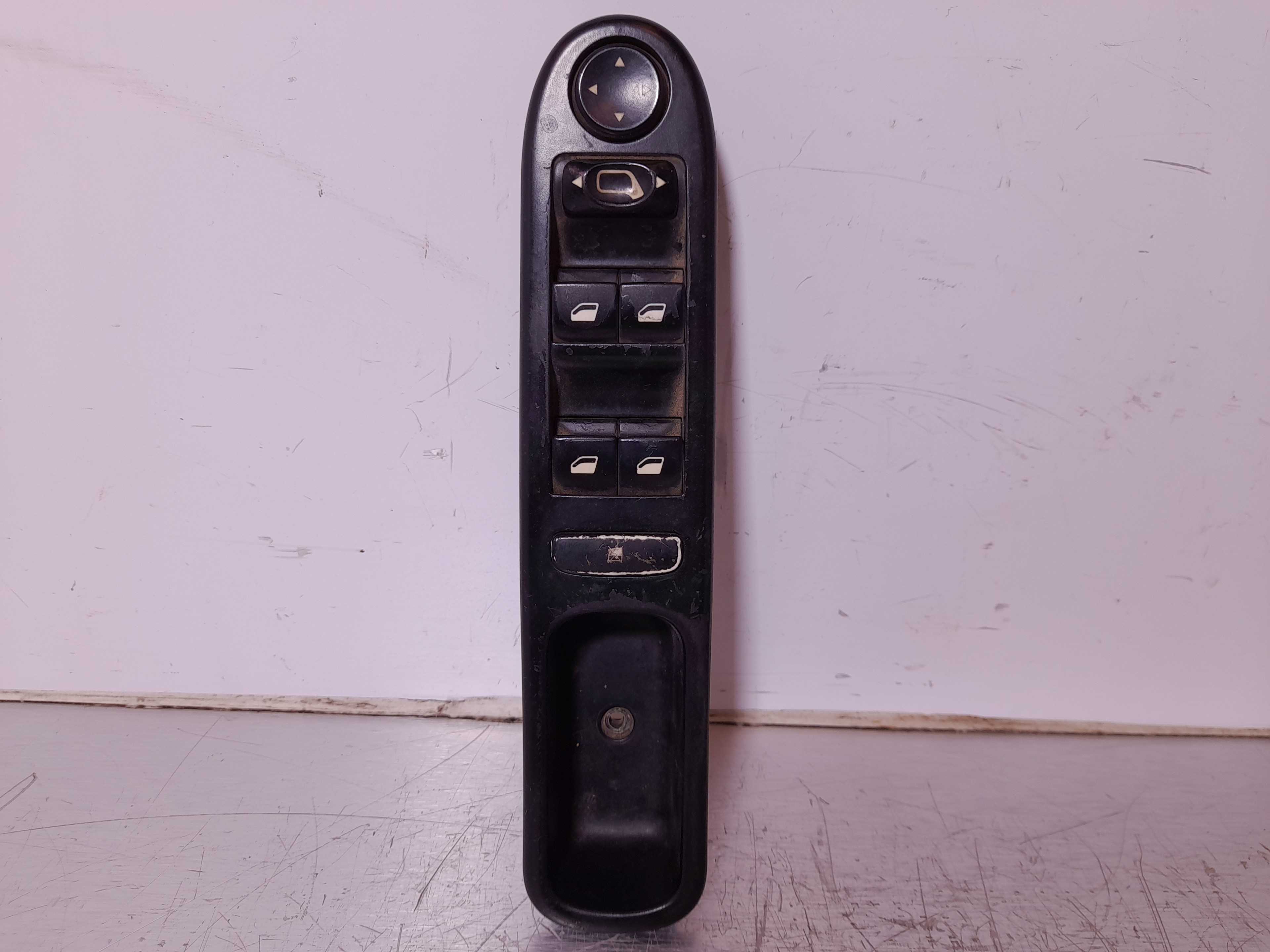 Recambio de mando elevalunas delantero izquierdo para peugeot 206 berlina xr referencia OEM IAM 96531124XT  