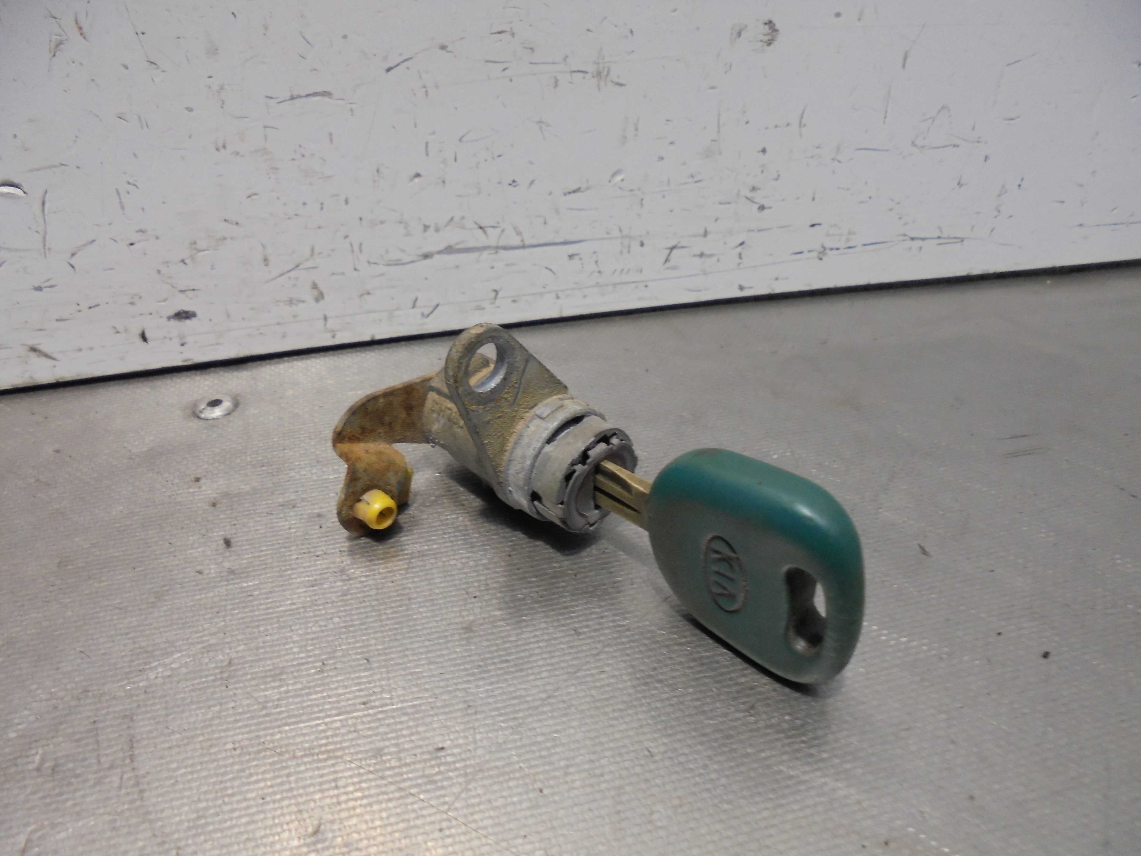 Recambio de bombin puerta delantera izquierda para kia carens 1.8 cat referencia OEM IAM   