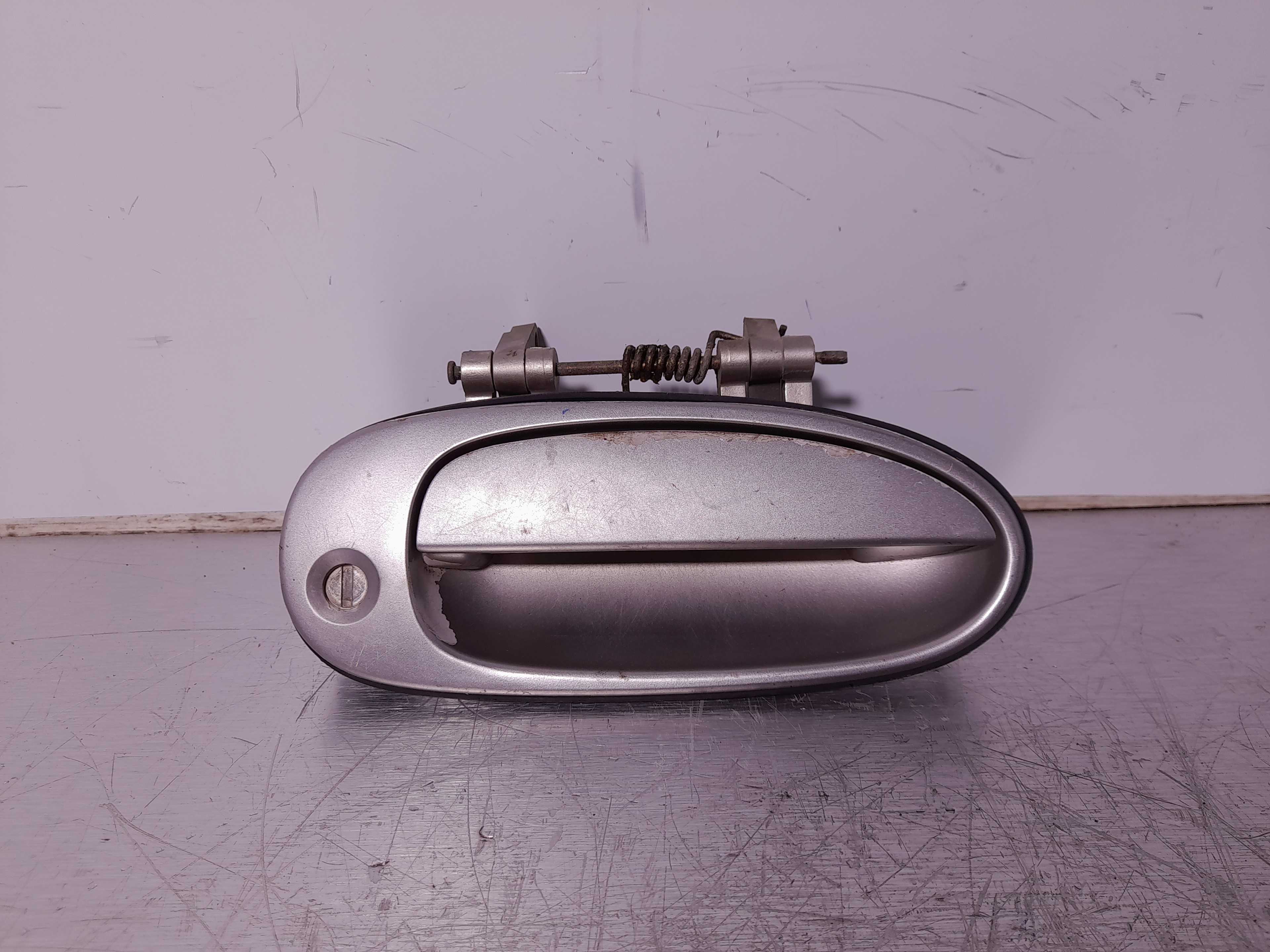 Recambio de maneta exterior delantera derecha para kia sephia ll 1.5 cat referencia OEM IAM OK2A158410  